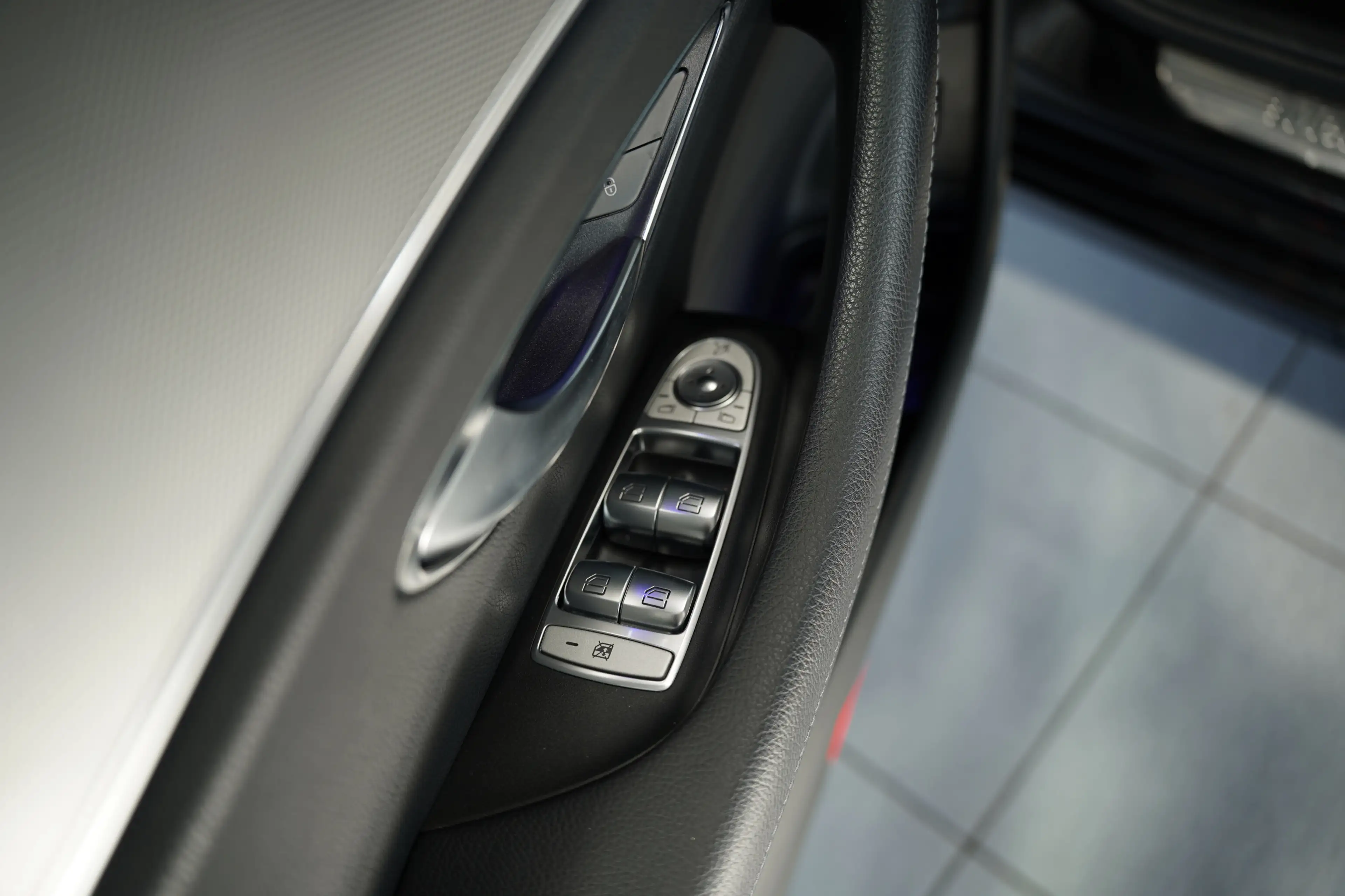 Mercedes-Benz E 220 d Limousine Avantgarde *2.H *Wide*GSD*AHK — photo 19