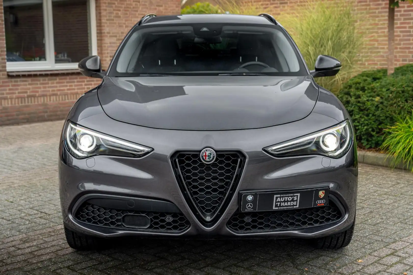 Alfa Romeo Stelvio 2.0 T AWD Q4 200 PK Aut. 1e Eig Xenon Leder Black Grijs - 2