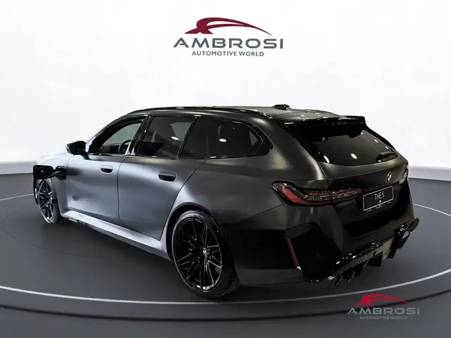 BMW M5 view 3