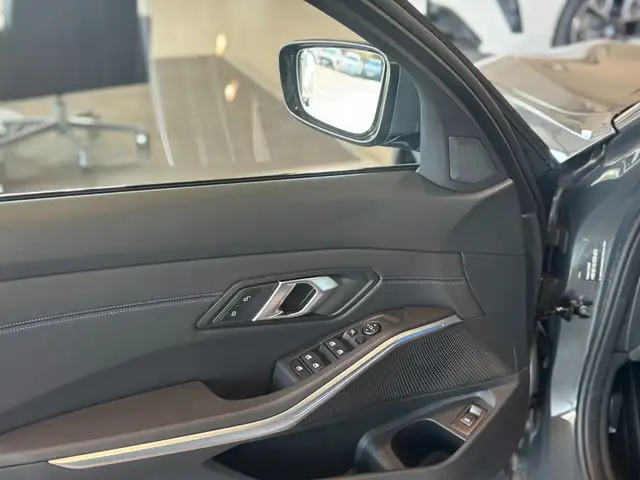 BMW 3 Series view 15