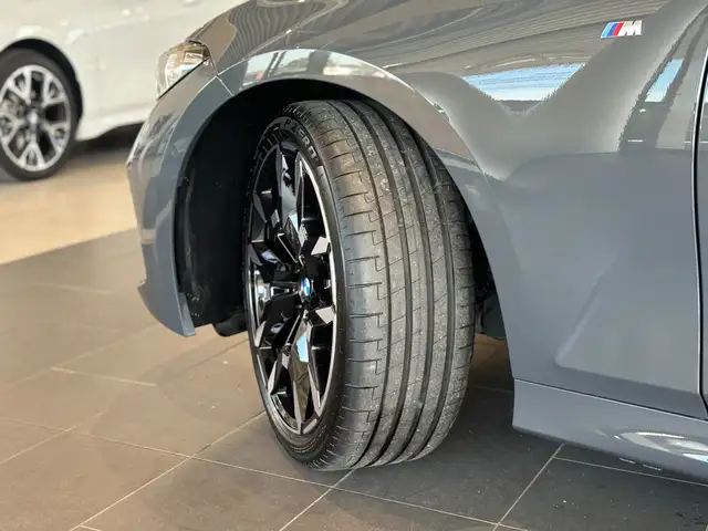 BMW 3 Series view 5