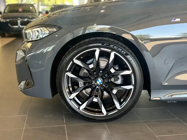 BMW 3 Series view 6