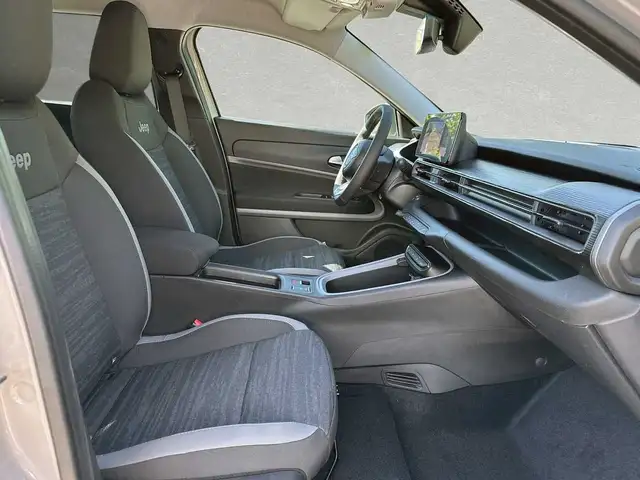 Jeep Avenger view 3