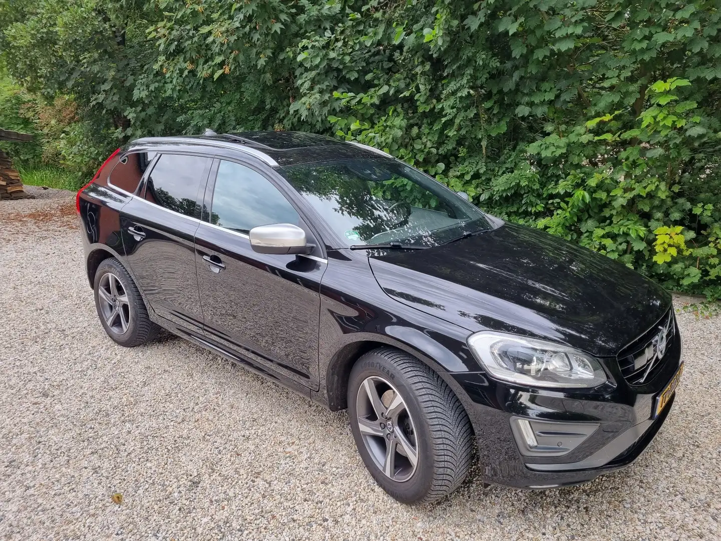 Volvo XC60 2.0 FWD R-design Zwart - 2