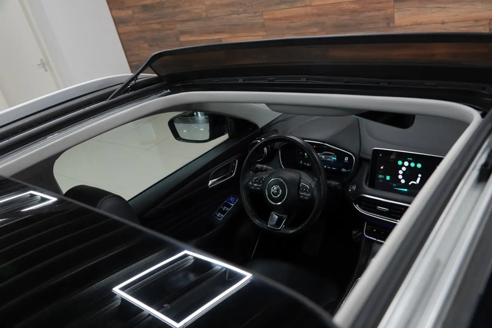 MG EHS 1.5 TGDI Luxury | PANO | CARPLAY | ACC | Zwart - 2
