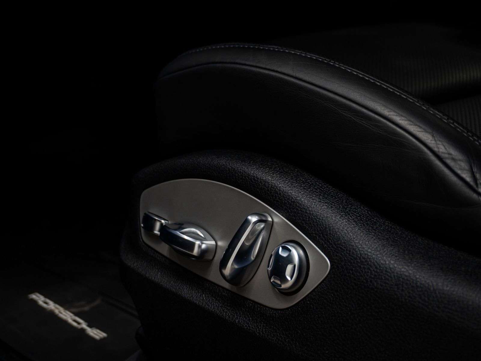 2021 Porsche Macan |Two Wheel Sets, No Accidents, Porsche Service His thumb 27