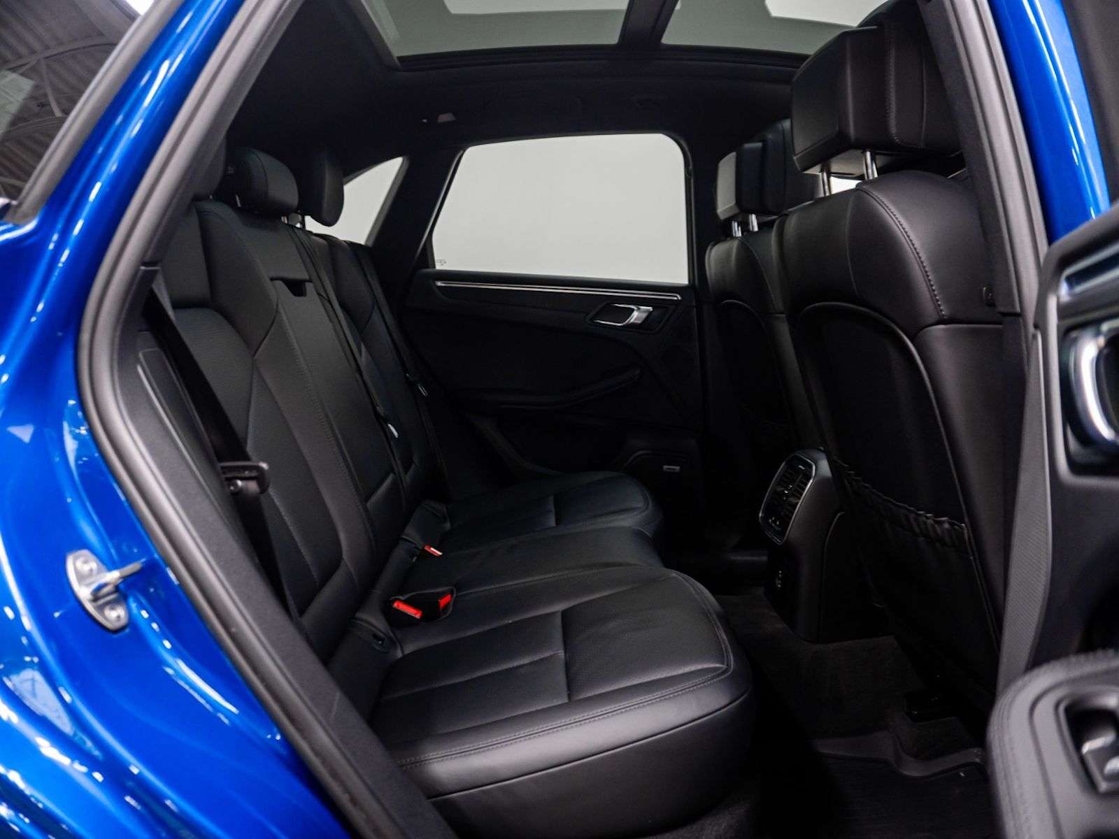 2021 Porsche Macan |Two Wheel Sets, No Accidents, Porsche Service His thumb 20