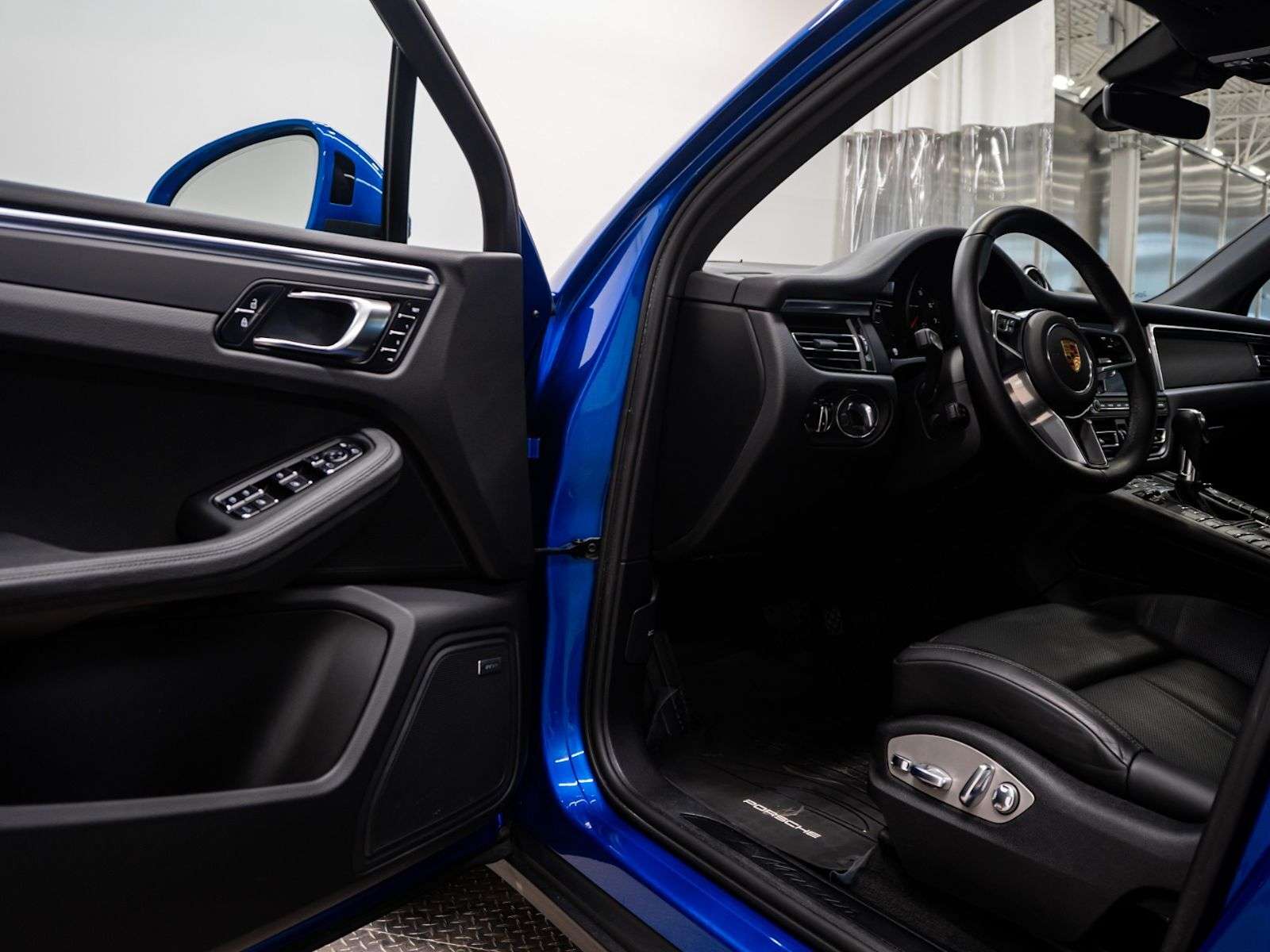 2021 Porsche Macan |Two Wheel Sets, No Accidents, Porsche Service His alt 4