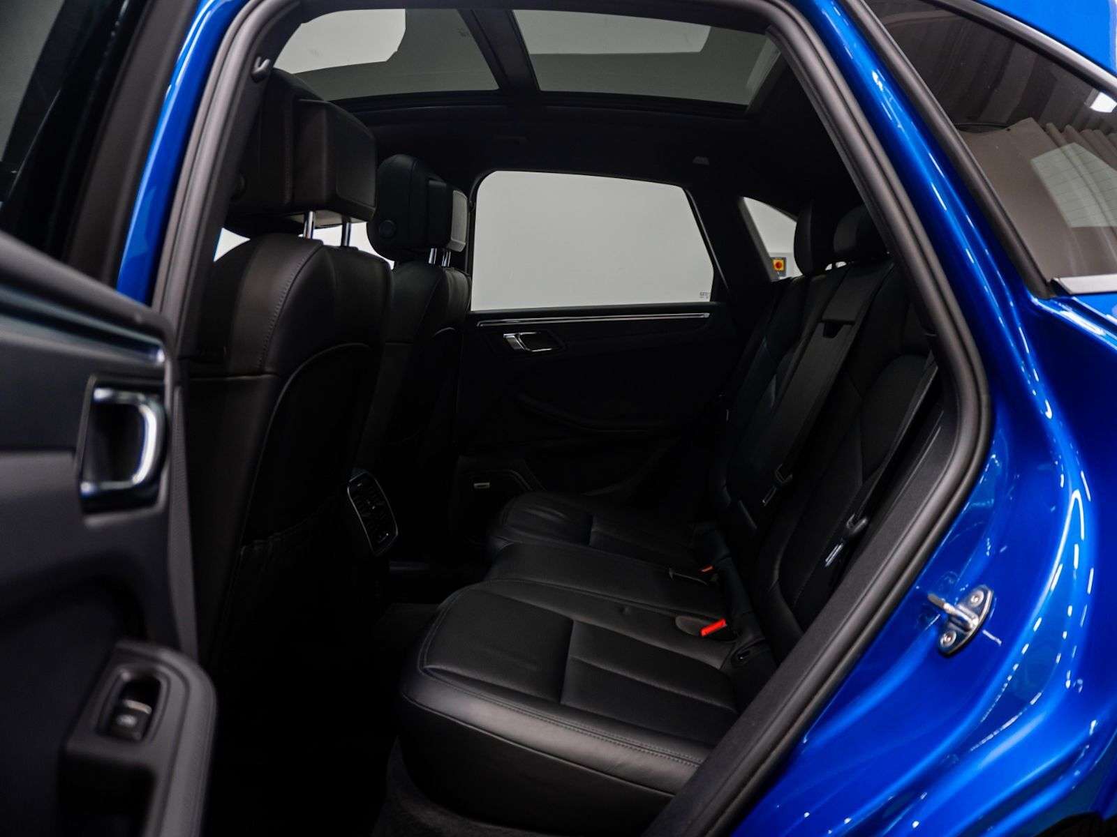 2021 Porsche Macan |Two Wheel Sets, No Accidents, Porsche Service His thumb 21