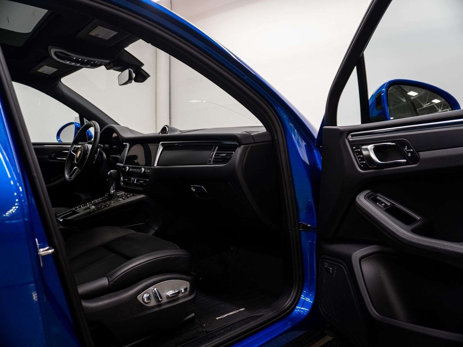 2021 Porsche Macan |Two Wheel Sets, No Accidents, Porsche Service His thumb 23