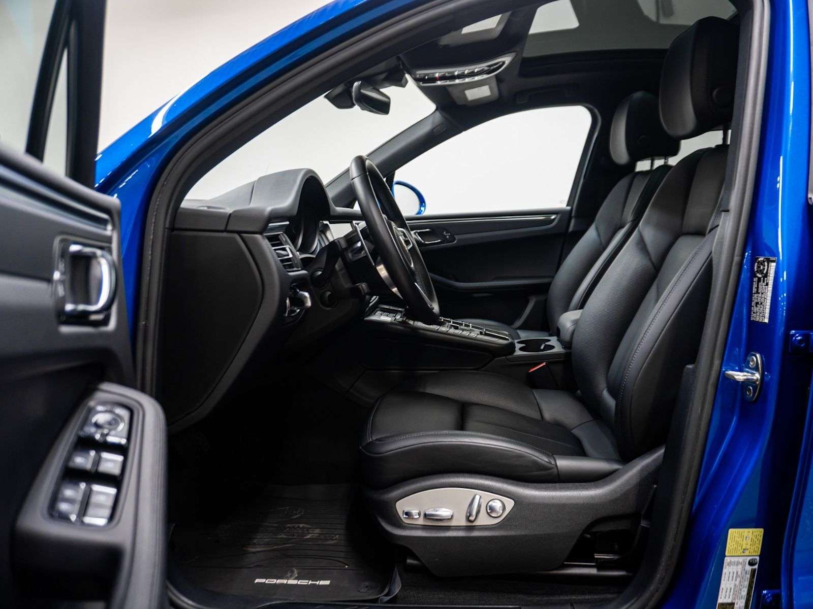 2021 Porsche Macan |Two Wheel Sets, No Accidents, Porsche Service His thumb 28