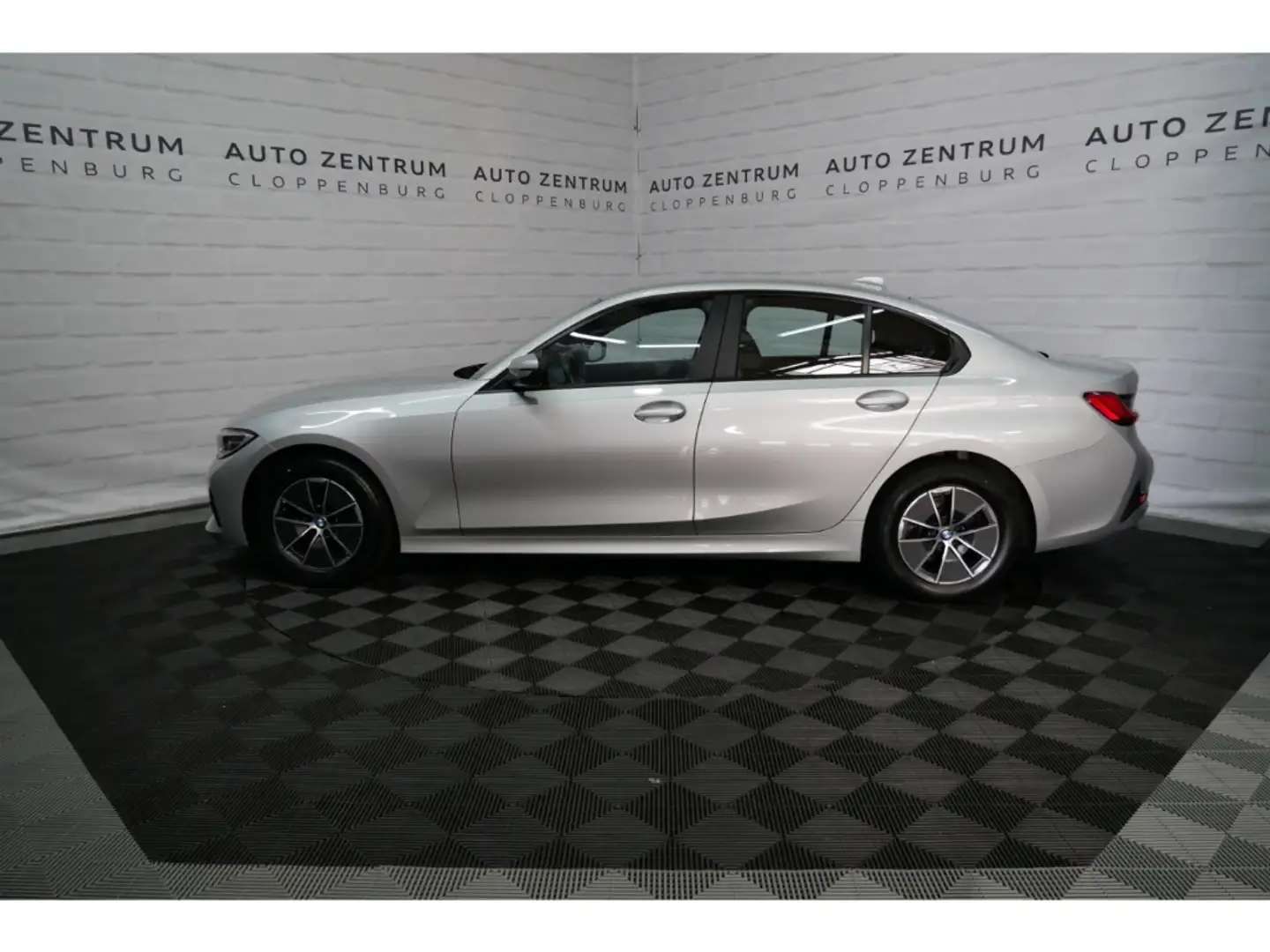 BMW 318 d Advantage LED+Navi+T-Leder+Sportsitze+PDC Silber - 2