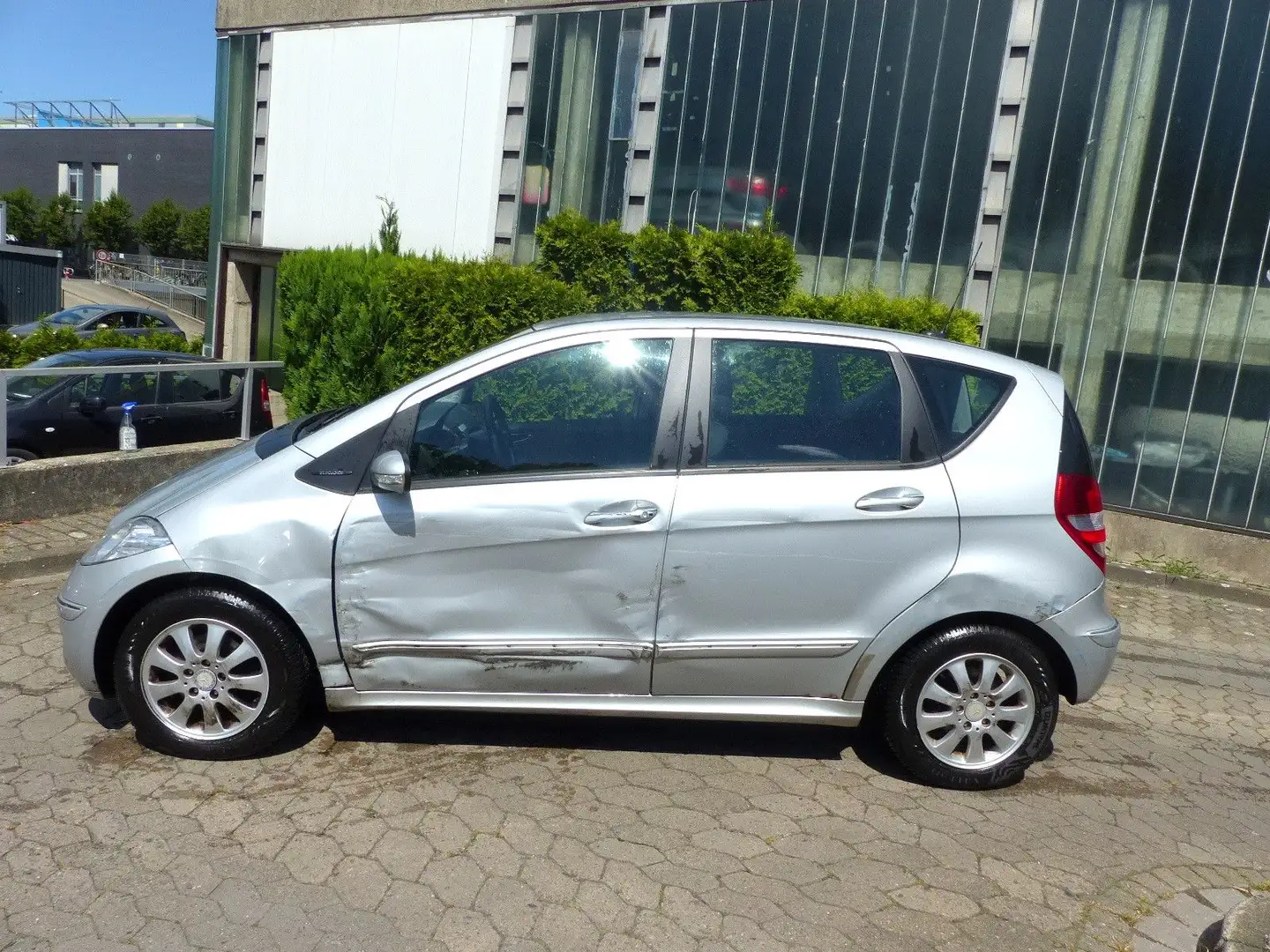 Mercedes-Benz A 170 Automatik/Navi/Klima/PDC/Sitzheizung Silber - 2