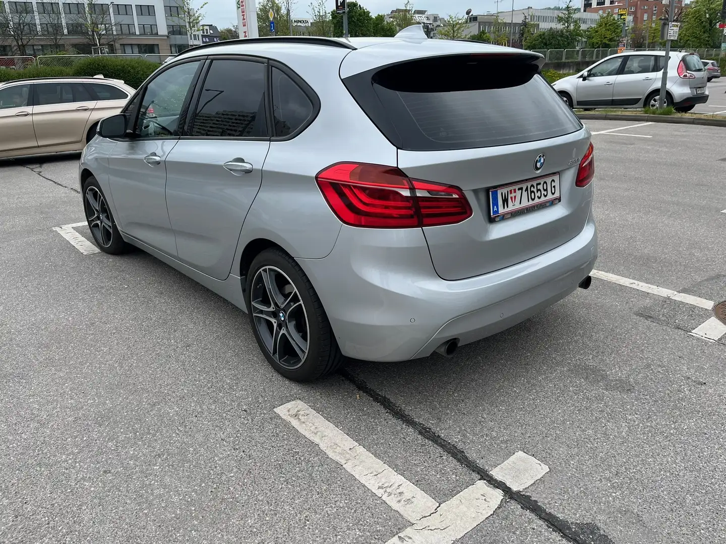 BMW 220 220i Active Tourer Aut. Silber - 1