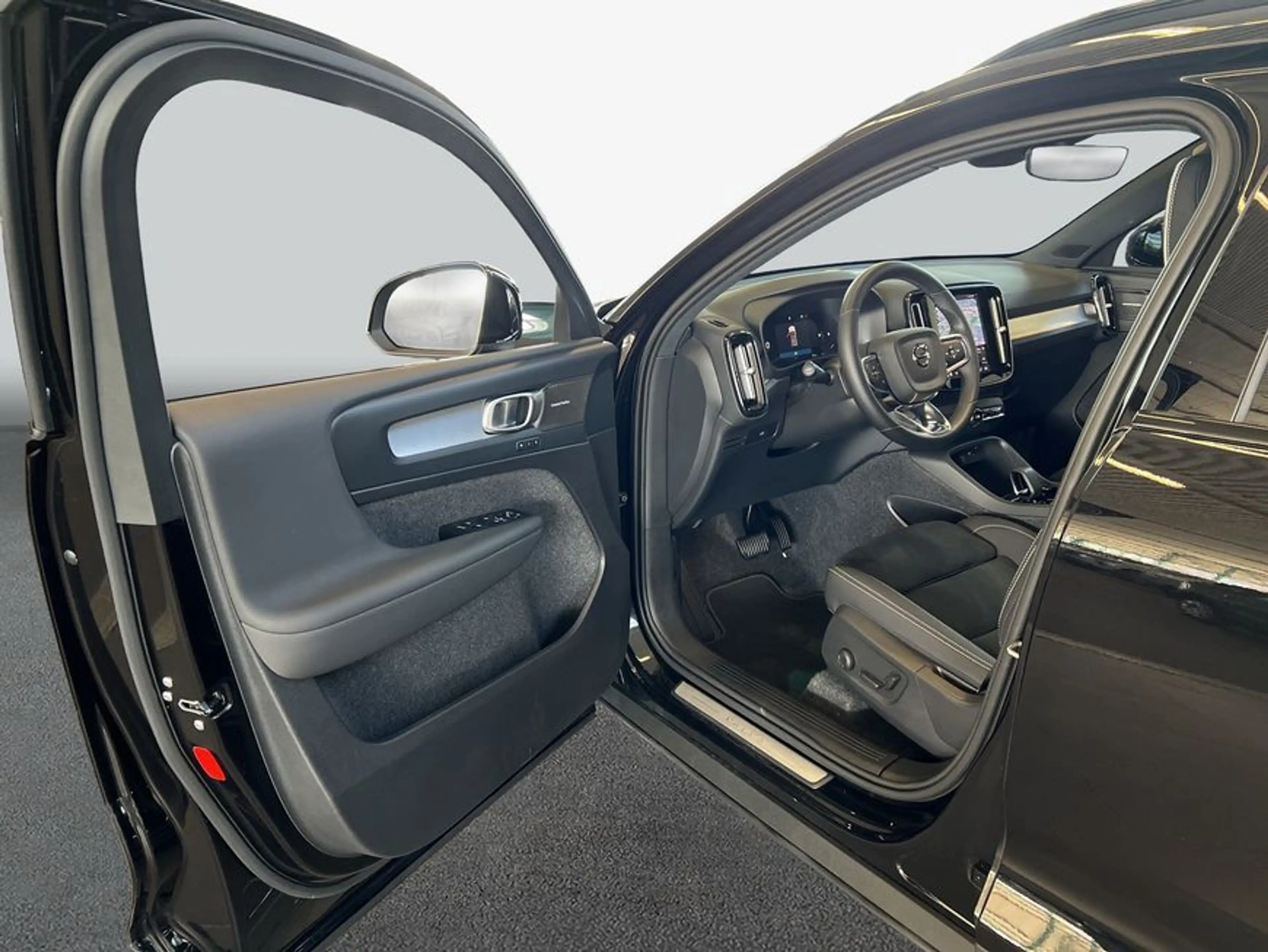 Volvo XC40 XC40 B3 B DKG Plus Black Edition — photo 9
