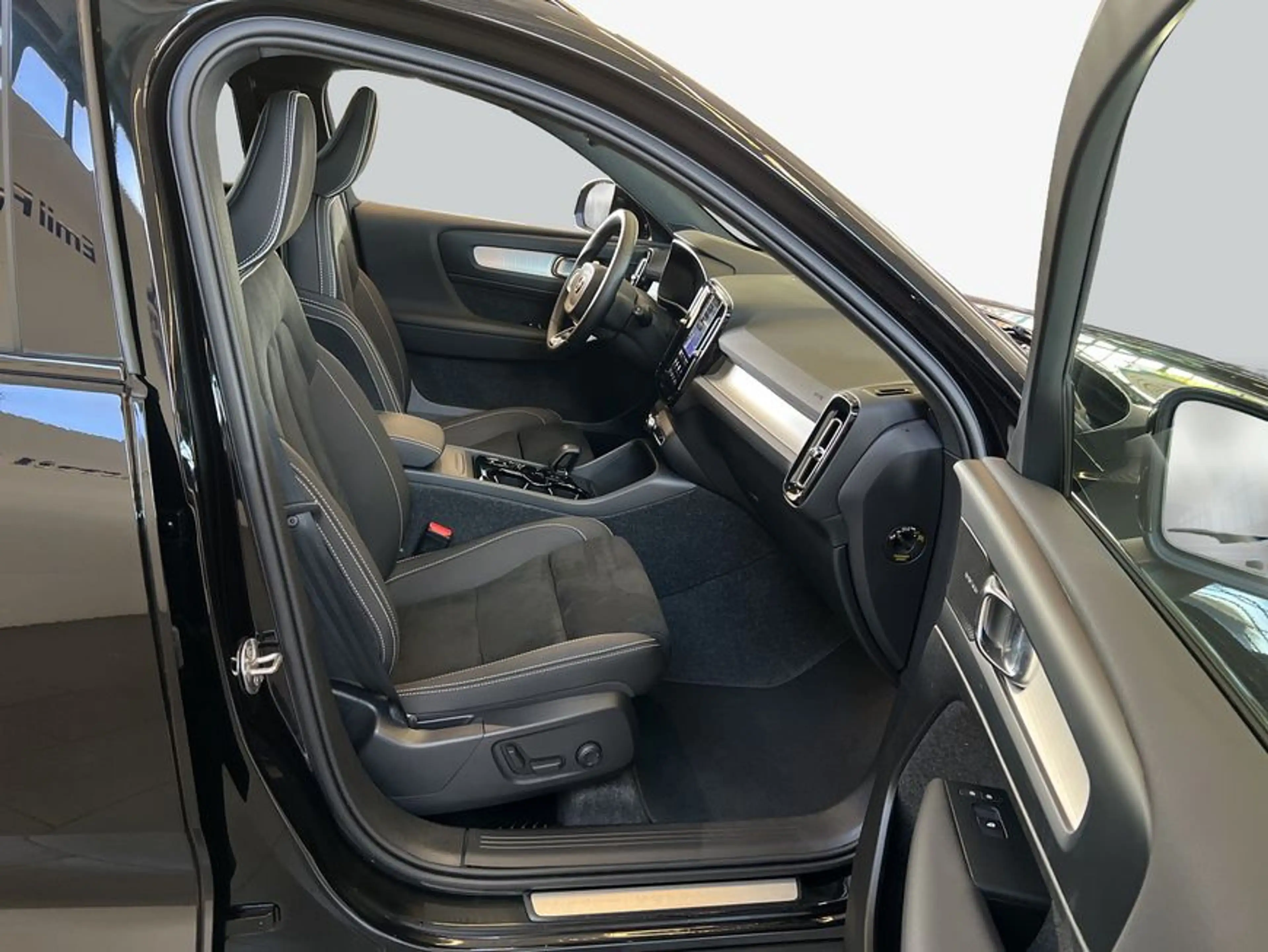 Volvo XC40 XC40 B3 B DKG Plus Black Edition — photo 12