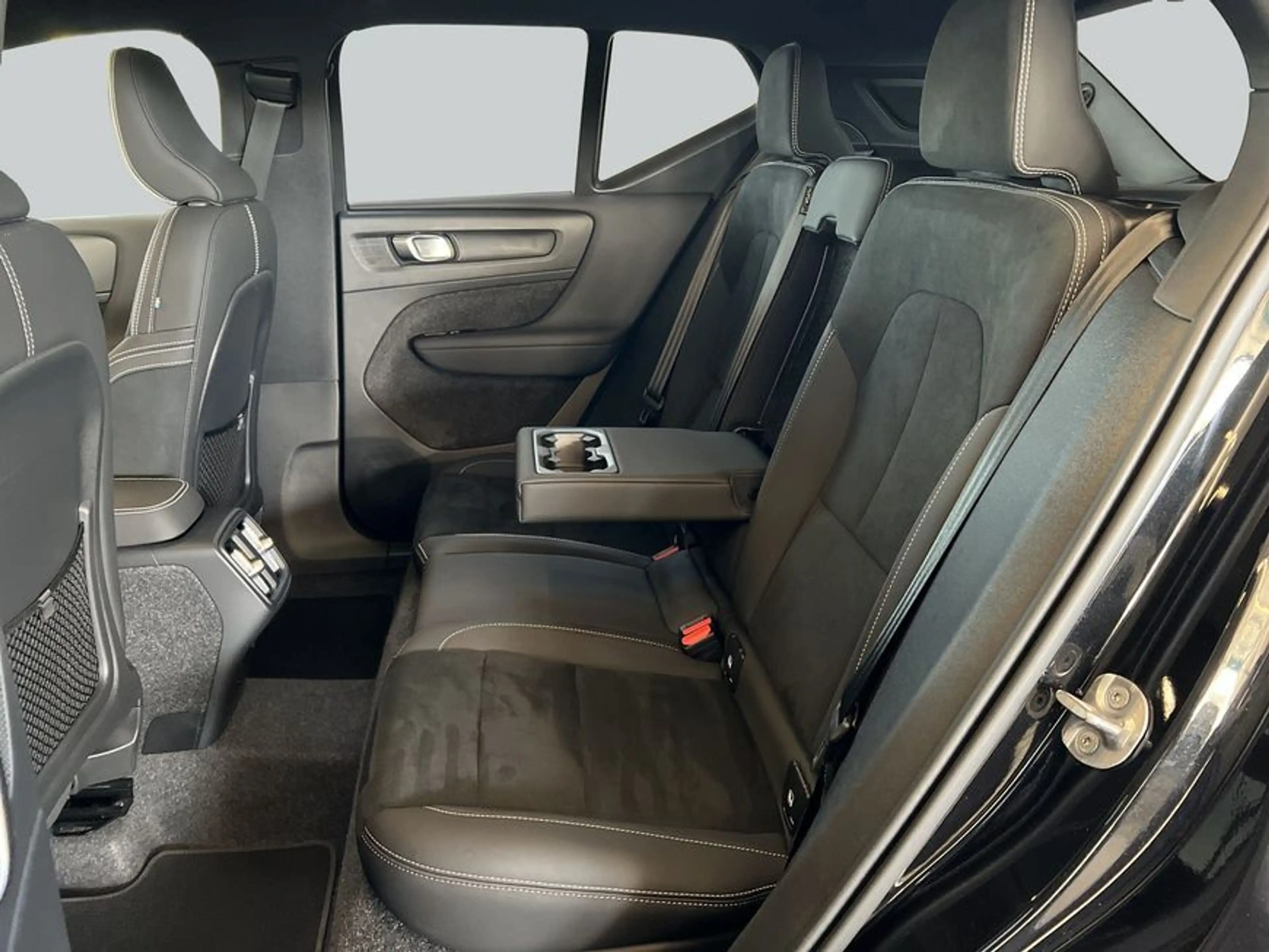 Volvo XC40 XC40 B3 B DKG Plus Black Edition — photo 11