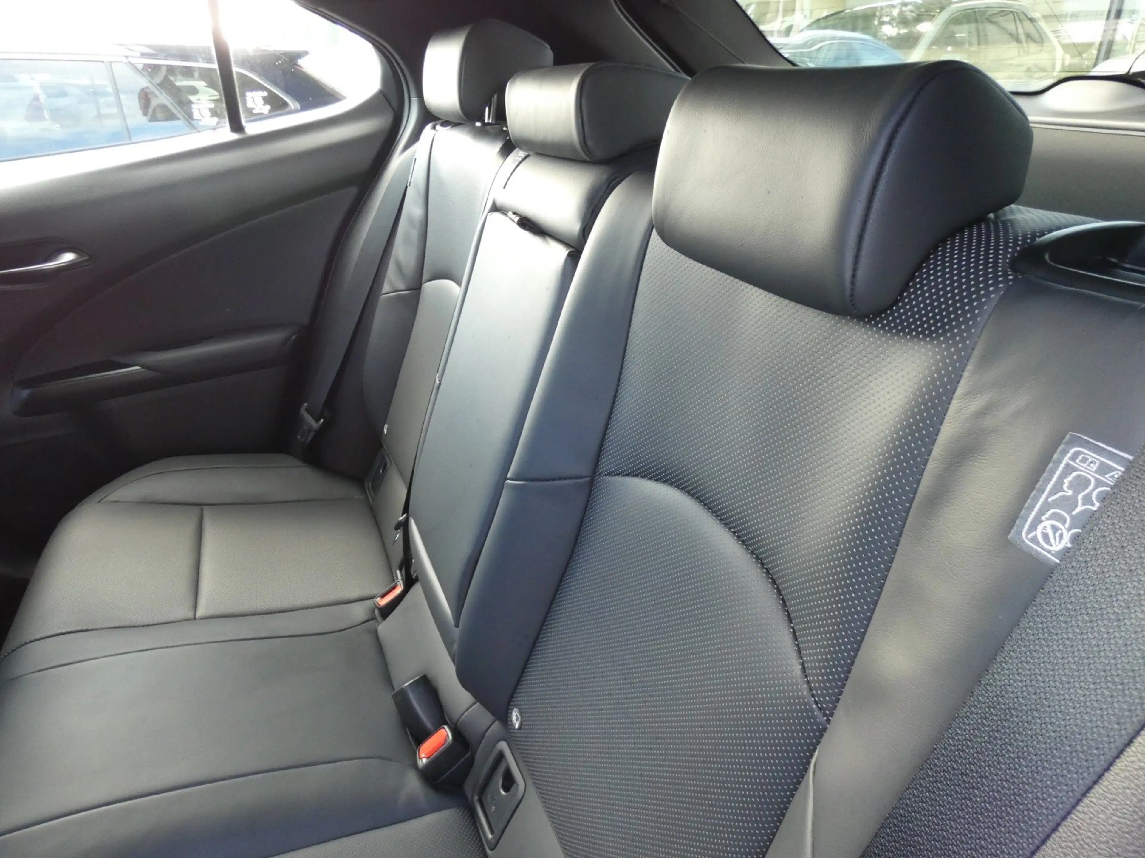 Lexus UX 250h HYBRID +LEDER +Zetelverwarming +Groot scherm — photo 11