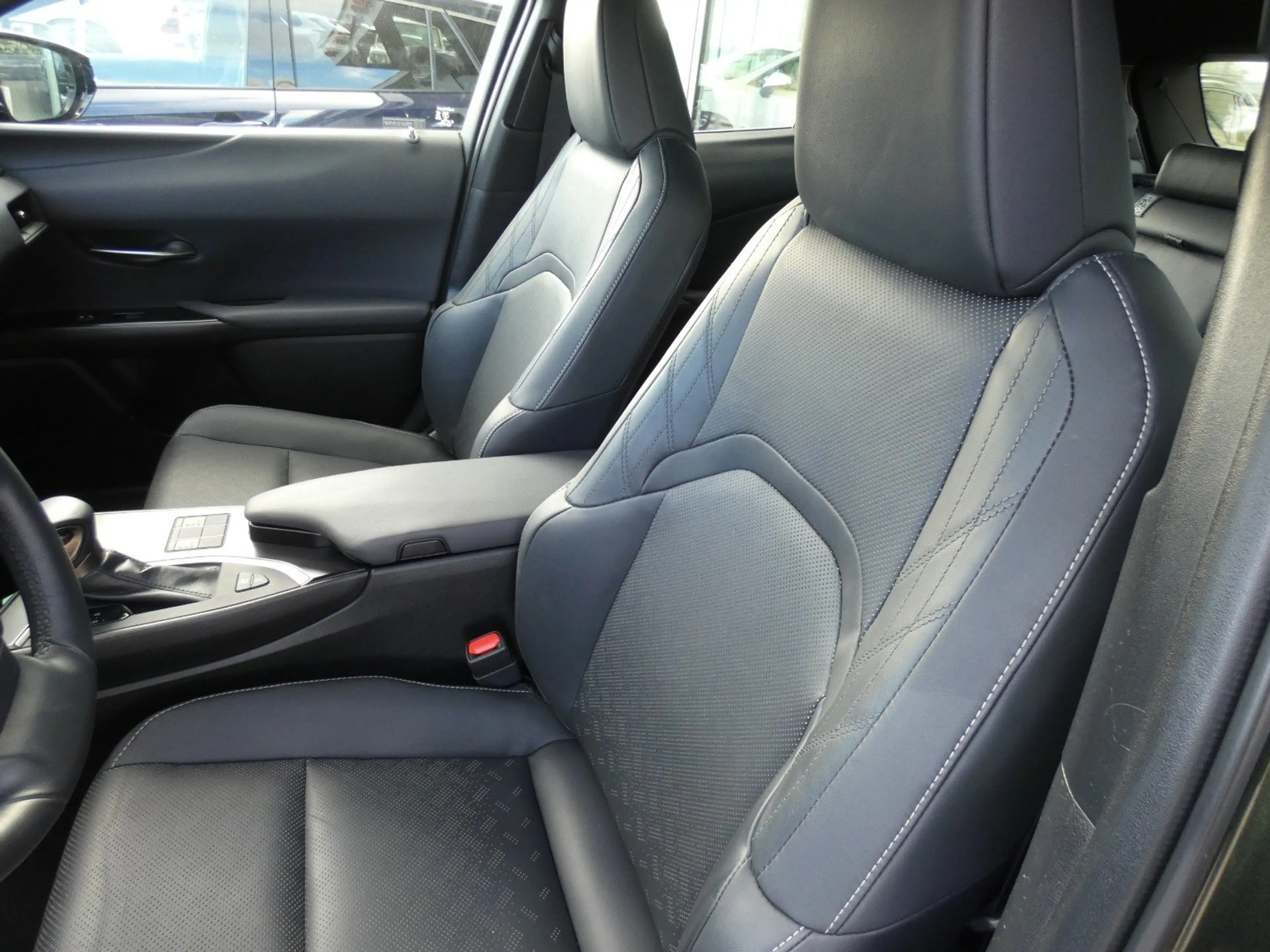 Lexus UX 250h HYBRID +LEDER +Zetelverwarming +Groot scherm — photo 9