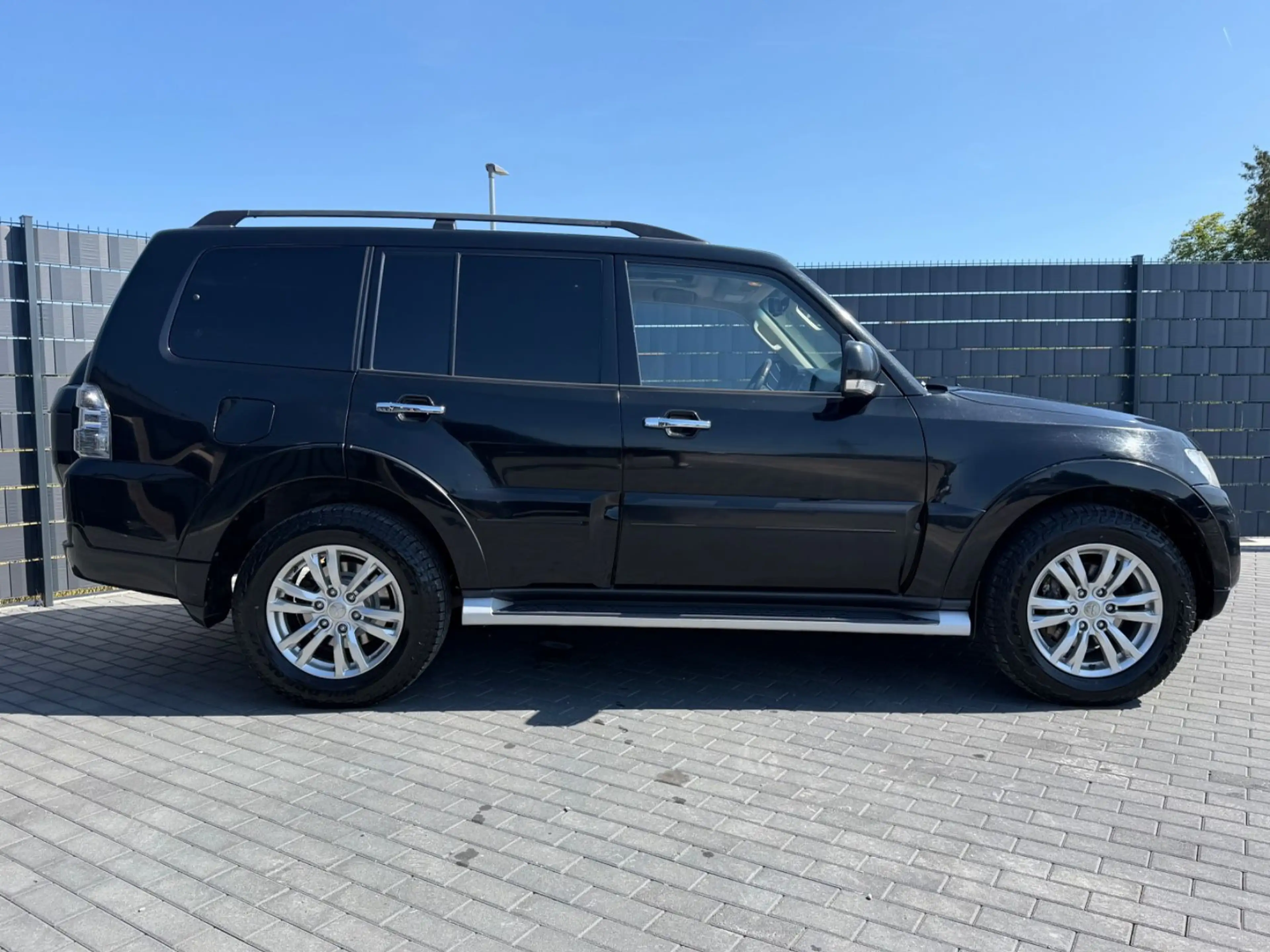 Mitsubishi Pajero 3.2 DI-D Top 4x4*AUTOMATIK*CAM*SHD*AHK* — photo 4