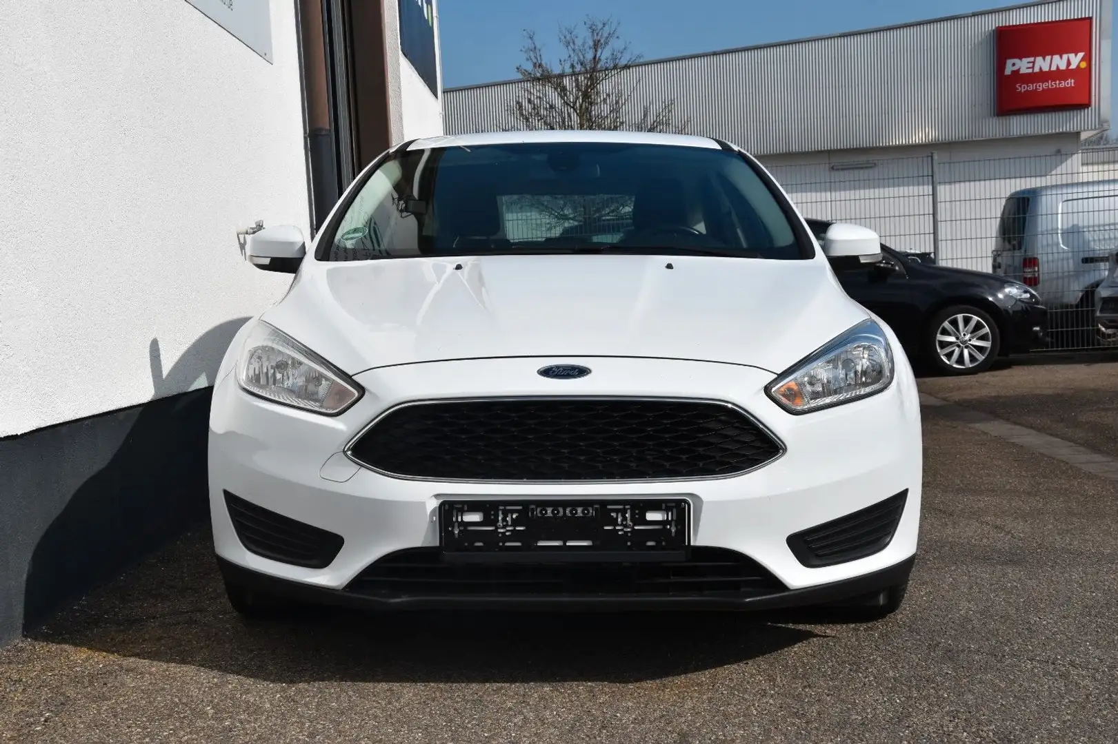 Ford Focus Lim. 1.5 TDCI Trend Klima SHZ PDC Weiß - 2