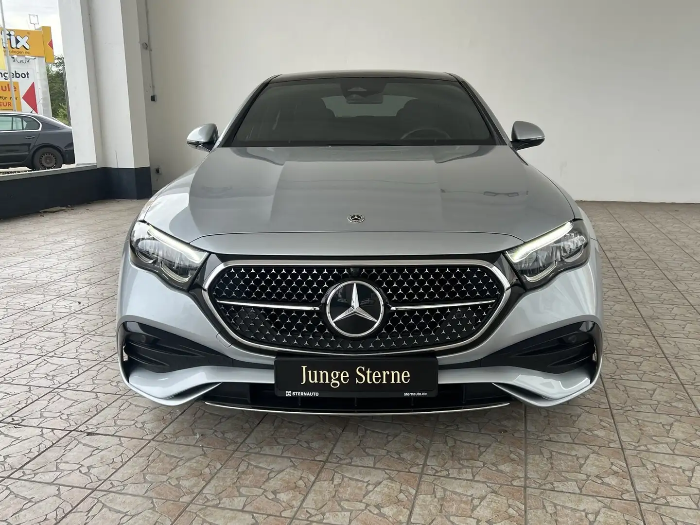 Mercedes-Benz E 220 E 220 d 4M AMG Line/Navi/Pano-Dach/Distronic/LED Silber - 2
