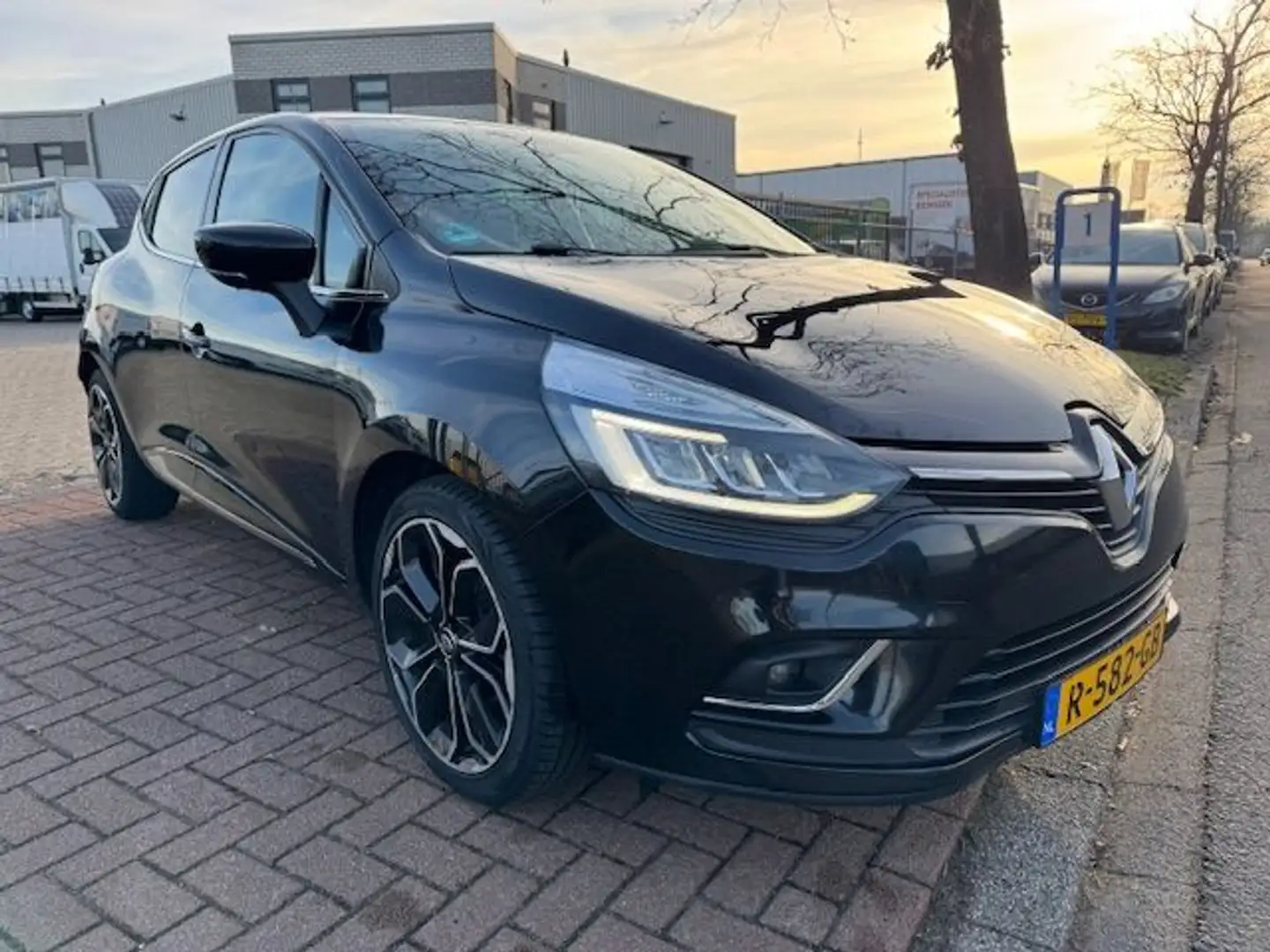 Renault Clio 0.9 TCe 5deurs Limited 114.000km Airco/ECC,Navigat Schwarz - 1