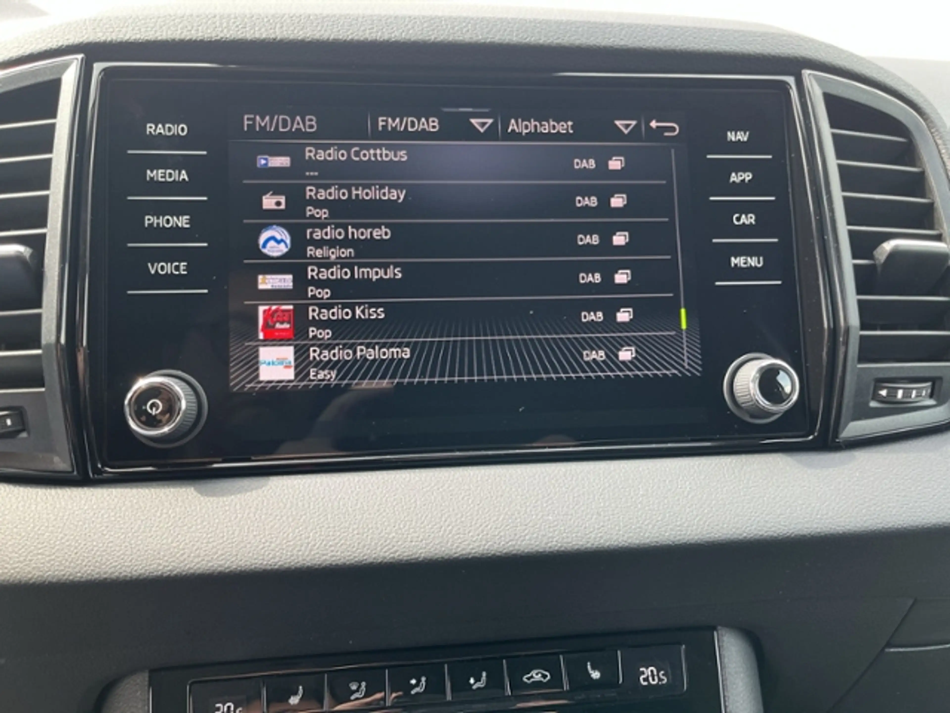 Skoda Karoq Balance 1.5TSI DSG MATRIX AHK NAVI KAMERA ACC — photo 14