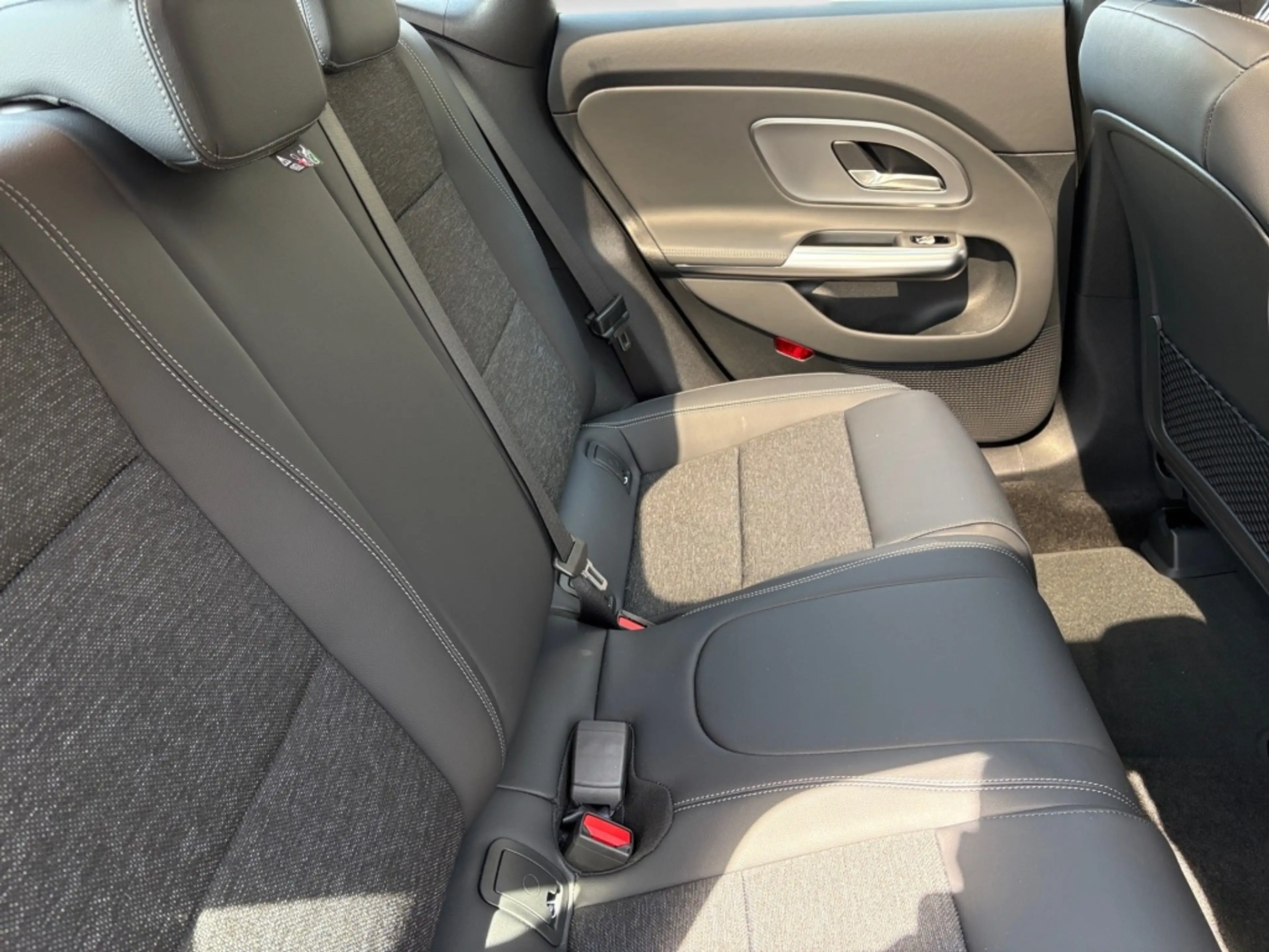 Mercedes-Benz CLA 180 Progressive+Pano+DISTRONIC+MBUX+LED+Kam — photo 9