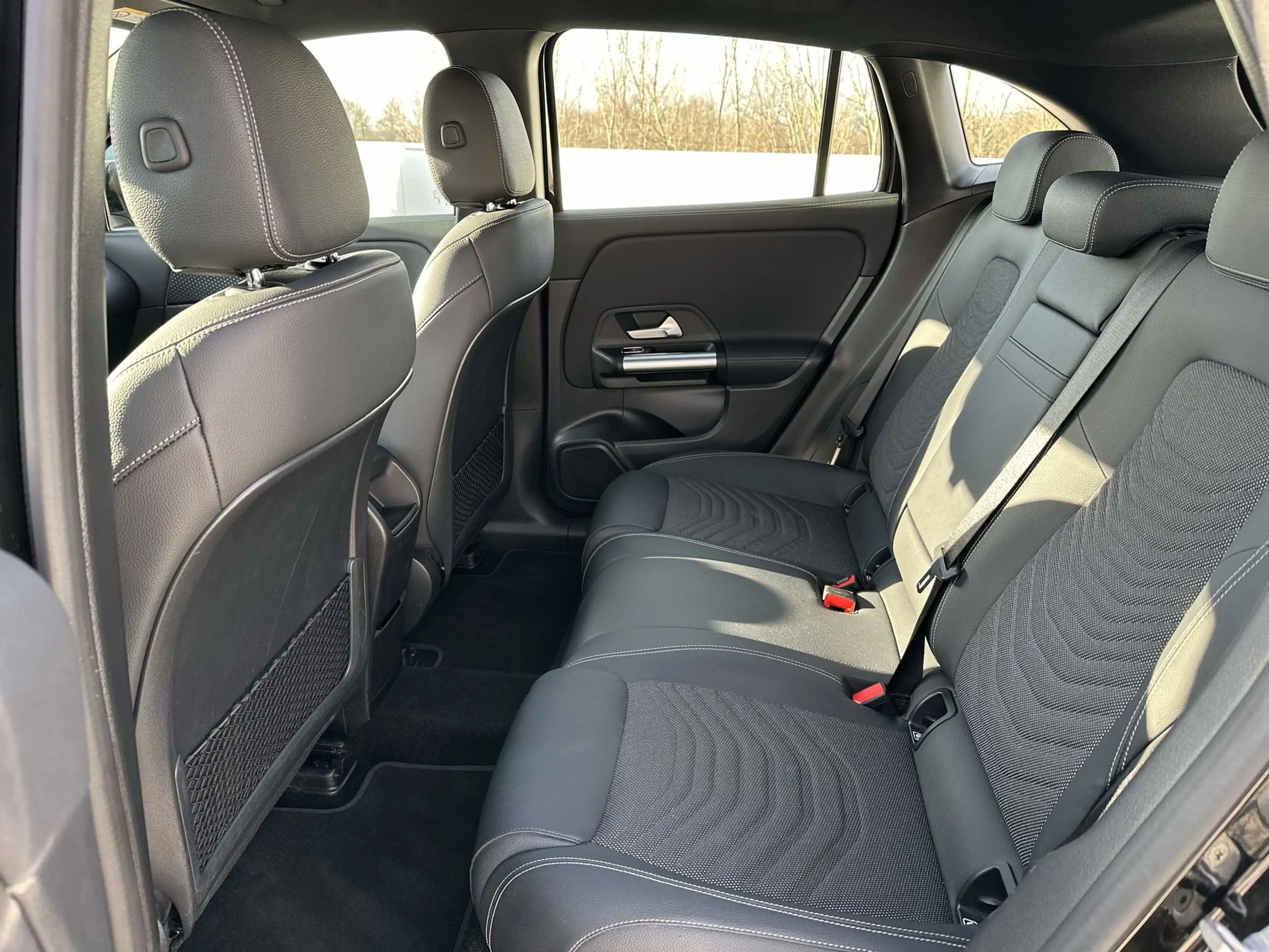 Mercedes-Benz EQA 300 EQA 300 4M Progressive 18" Camera Advanced — photo 11