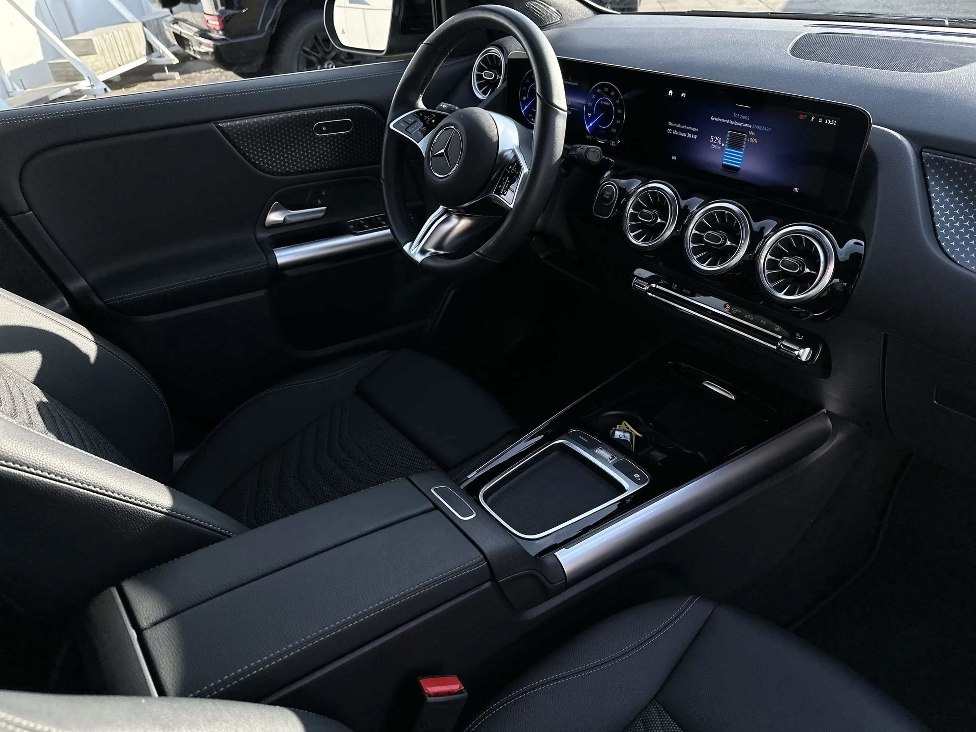Mercedes-Benz EQA 300 EQA 300 4M Progressive 18" Camera Advanced — photo 14