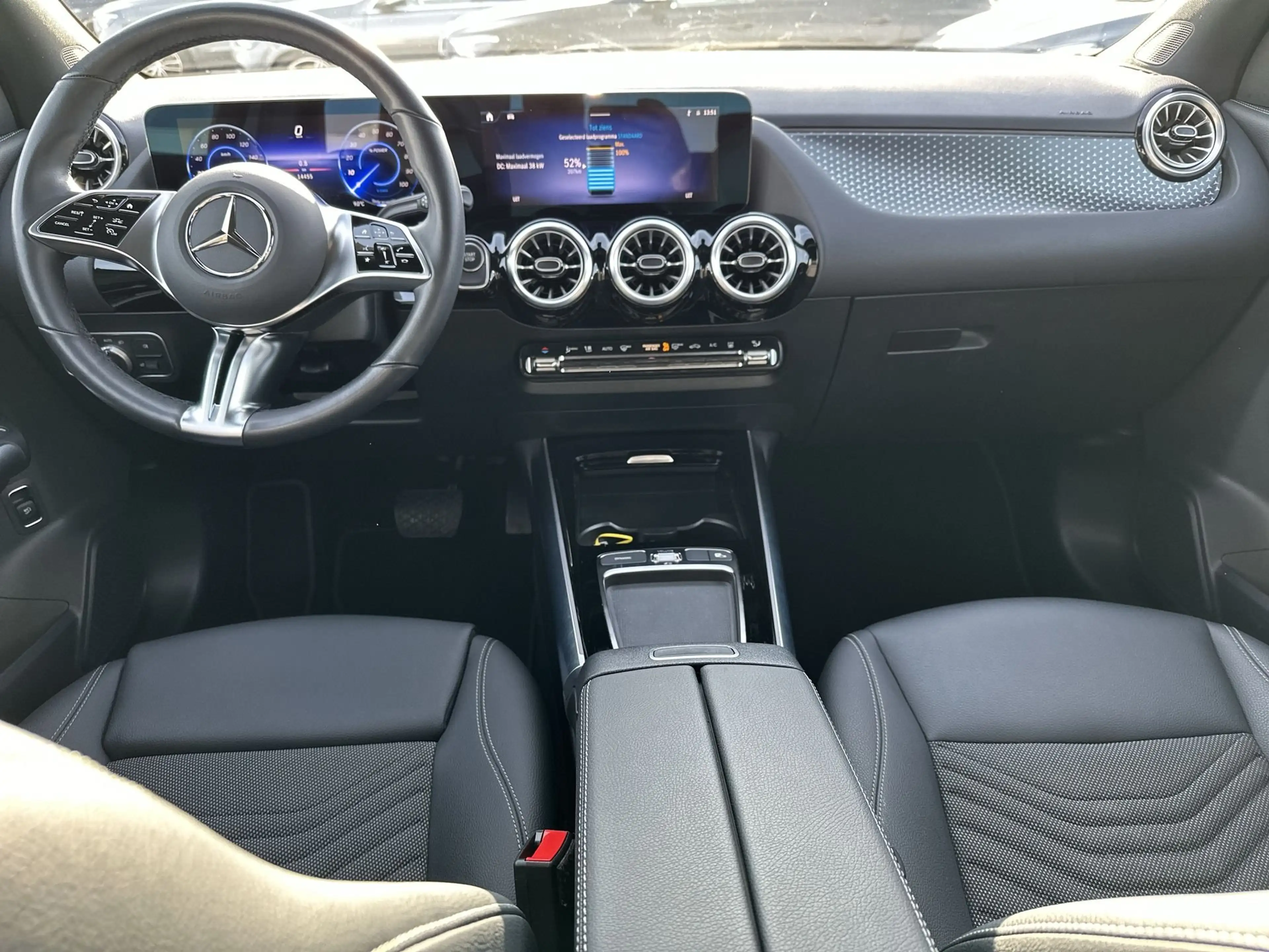 Mercedes-Benz EQA 300 EQA 300 4M Progressive 18" Camera Advanced — photo 12