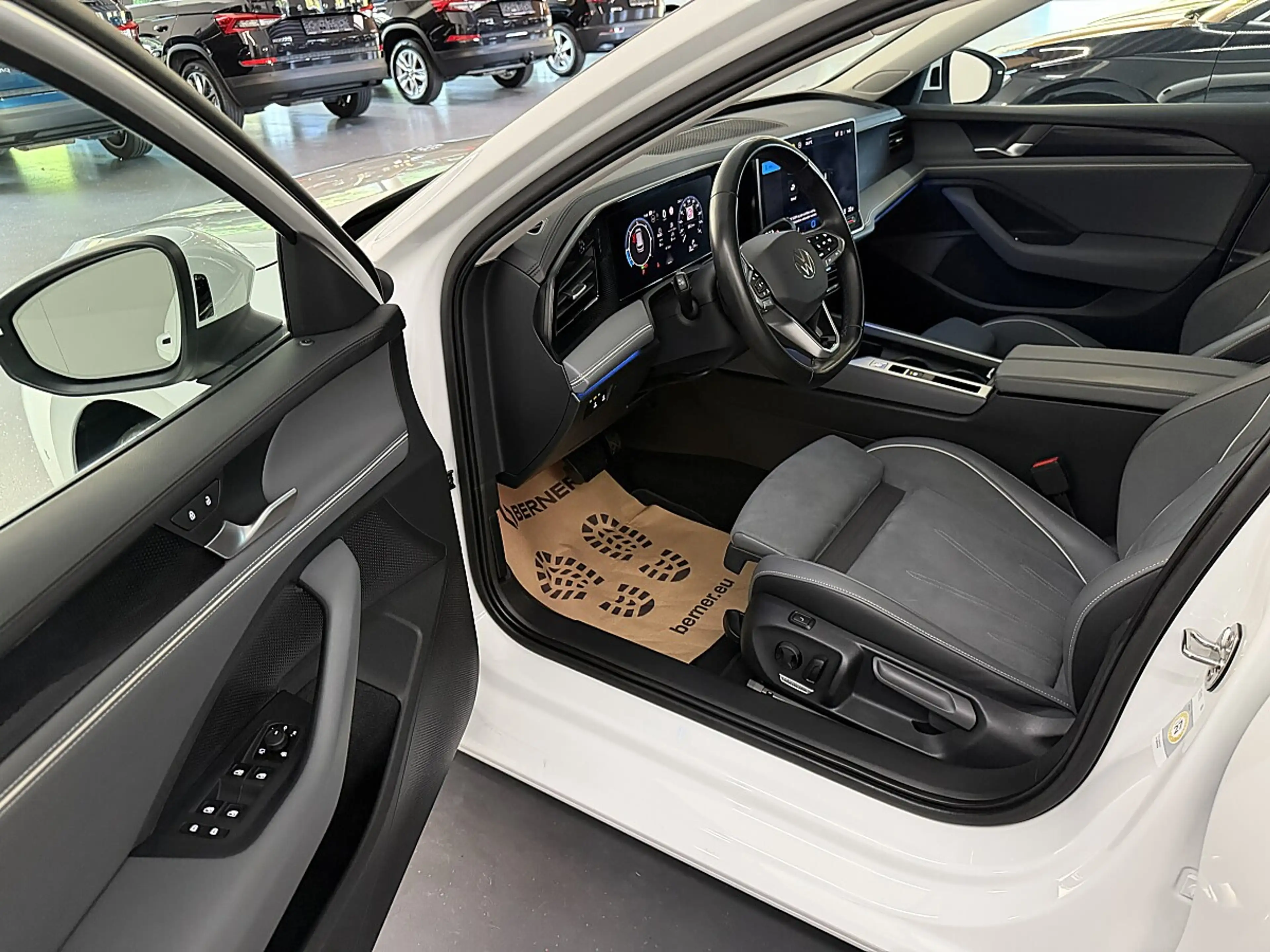 Volkswagen Passat Variant 2.0TDI DSG Neumodell *LED*NAVI*ACC*AHK*Alcantar... — photo 11