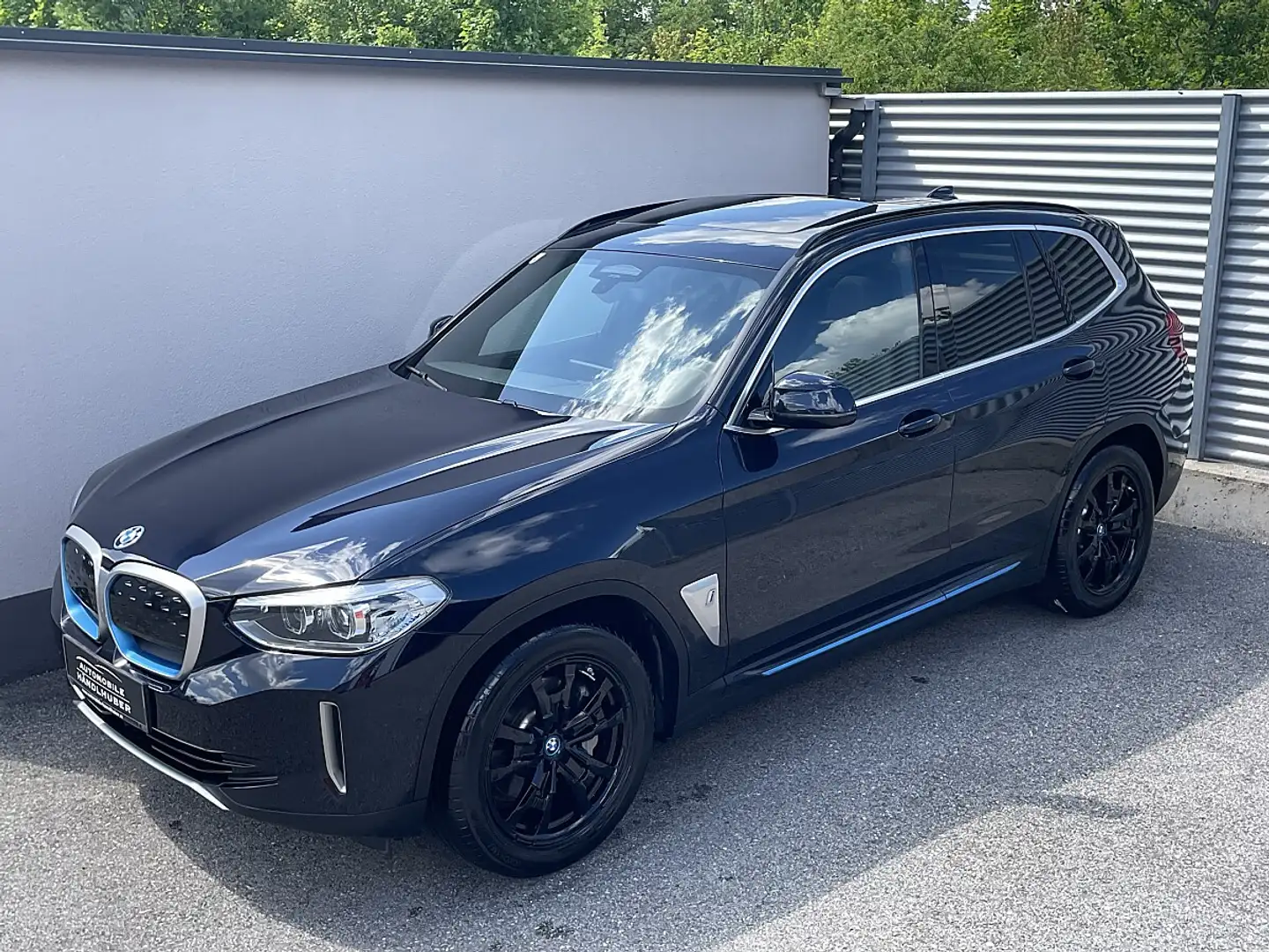 BMW iX3 PANO/LEDER/AHK/RÜ.KAM/ALARM/WIRELESS/LIVE.C.PRO/ Schwarz - 2
