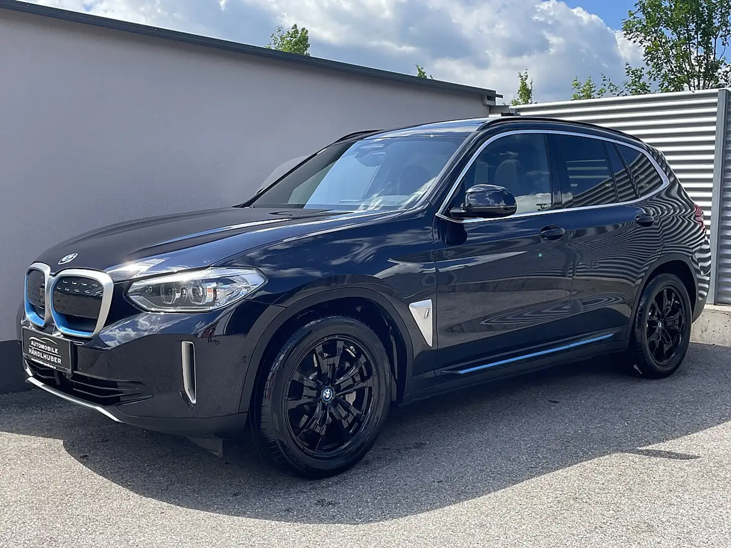 BMW iX3 PANO/LEDER/AHK/RÜ.KAM/ALARM/WIRELESS/LIVE.C.PRO/ Schwarz - 1