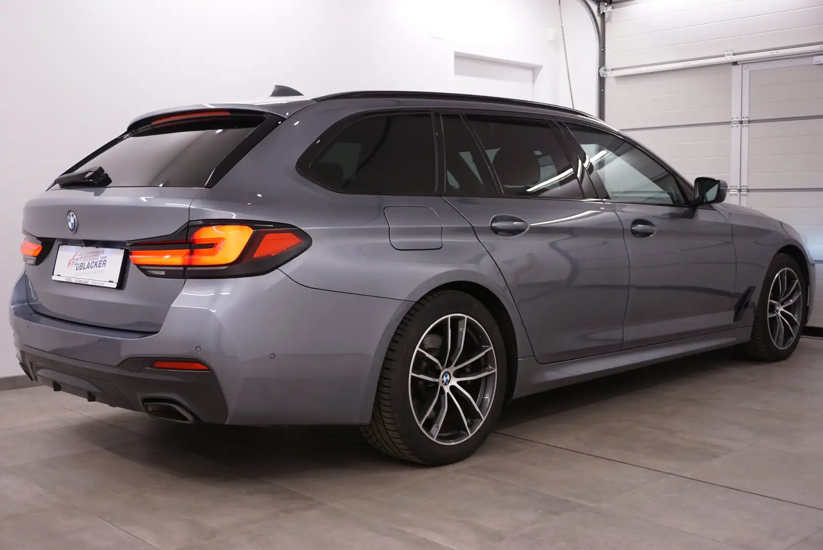 BMW 520 d xDrive M Sport// Panoramad. // AHK // ACC // H+K Grau - 2