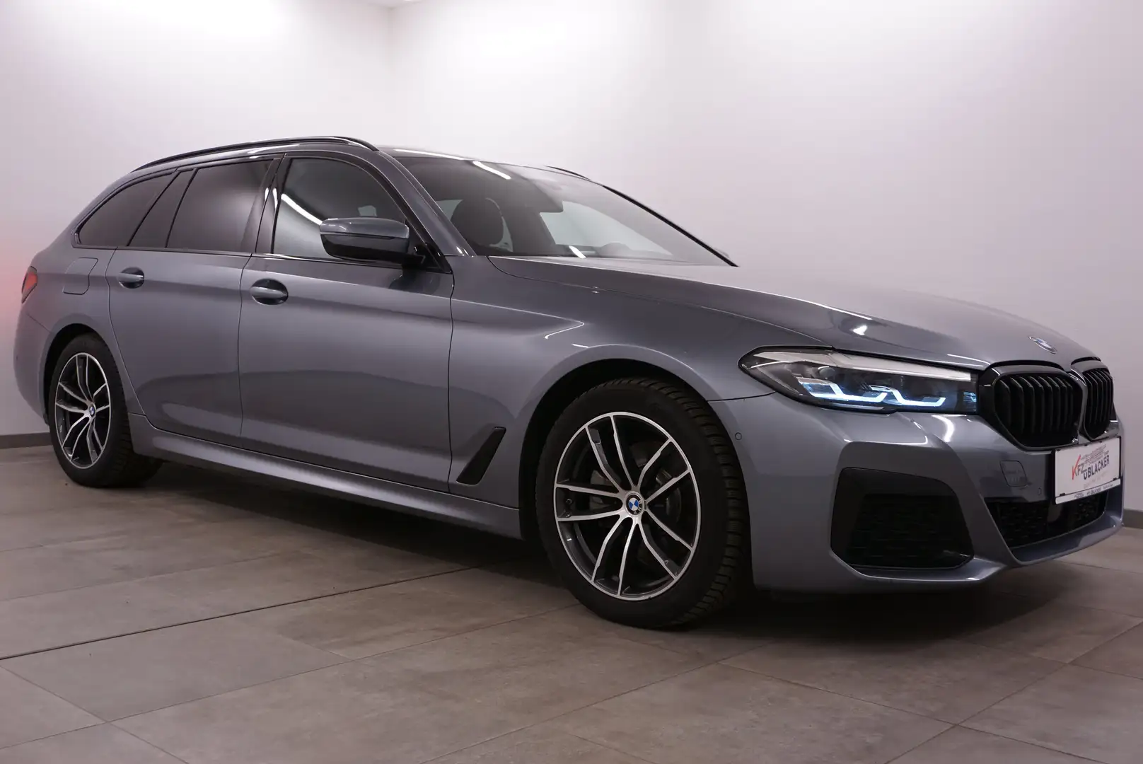 BMW 520 d xDrive M Sport// Panoramad. // AHK // ACC // H+K Grau - 1