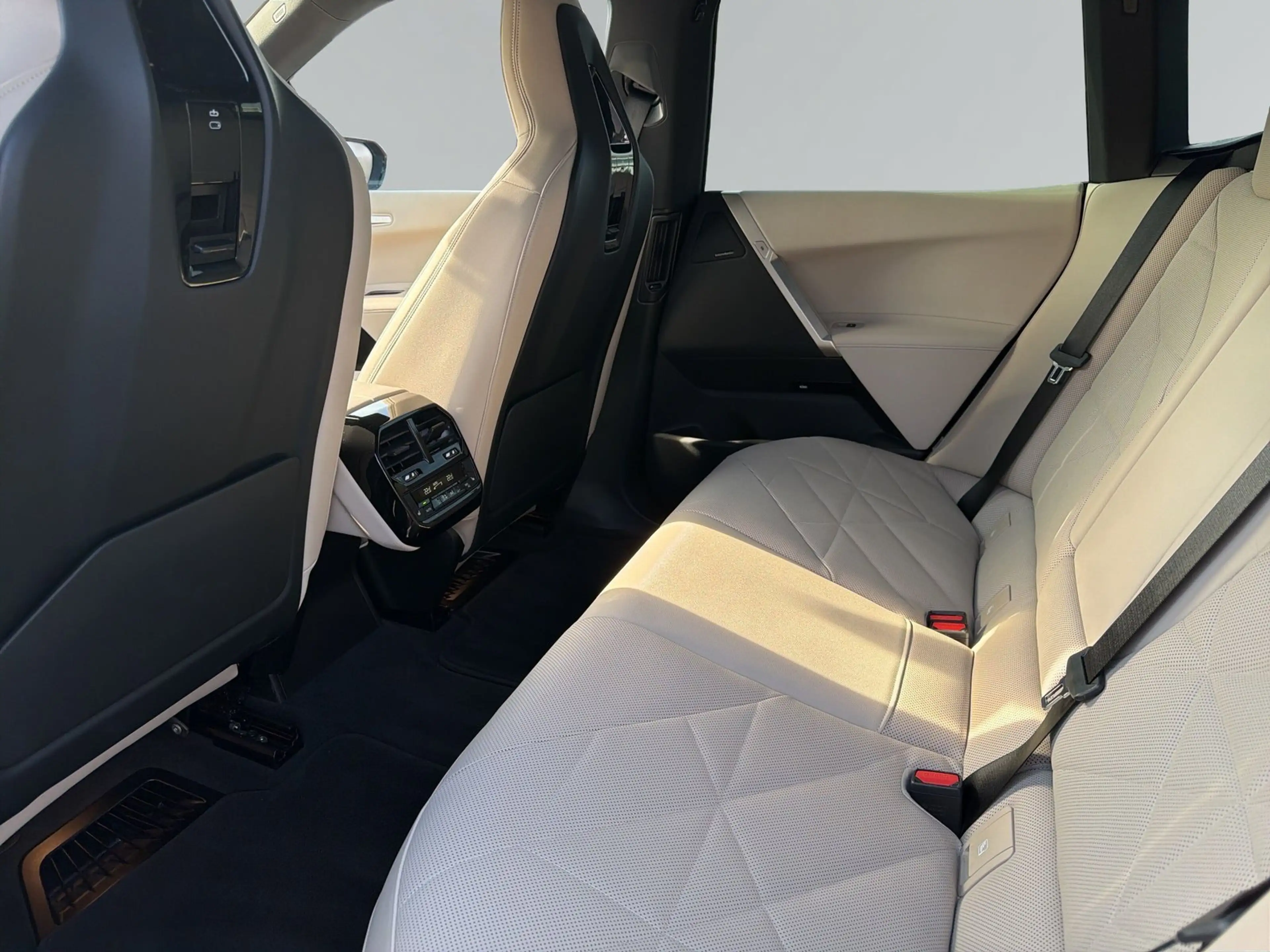 BMW iX xDrive40 Sportpaket LASERLICHT.AHK.SOFT-CLOSE — photo 11