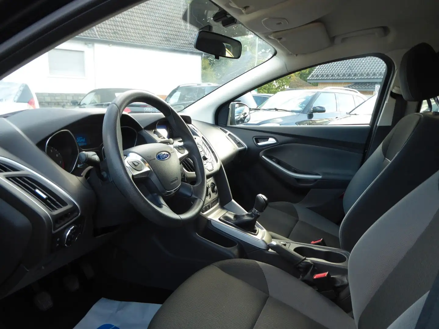 Ford Focus Lim. Trend Schwarz - 2