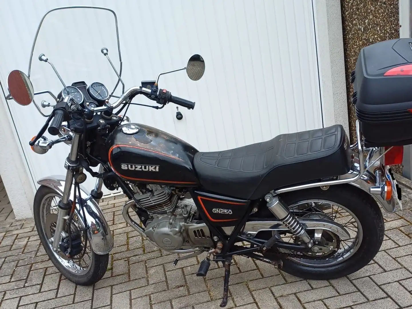 Suzuki GN 250 Schwarz - 1