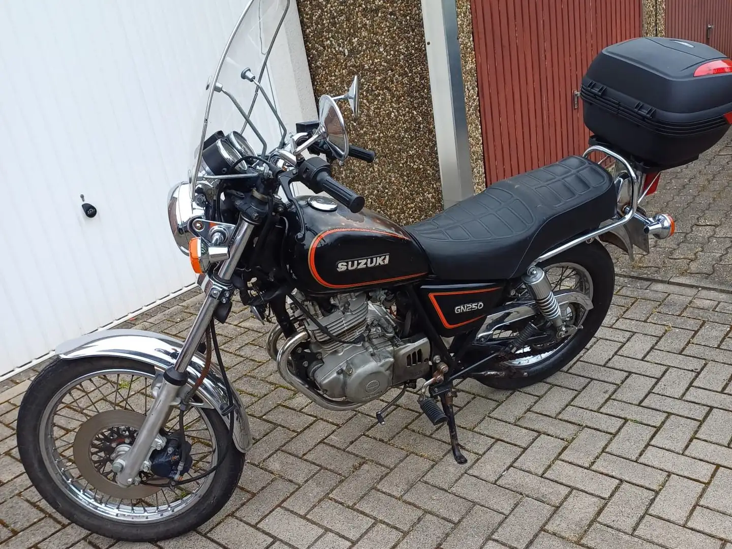 Suzuki GN 250 Schwarz - 2