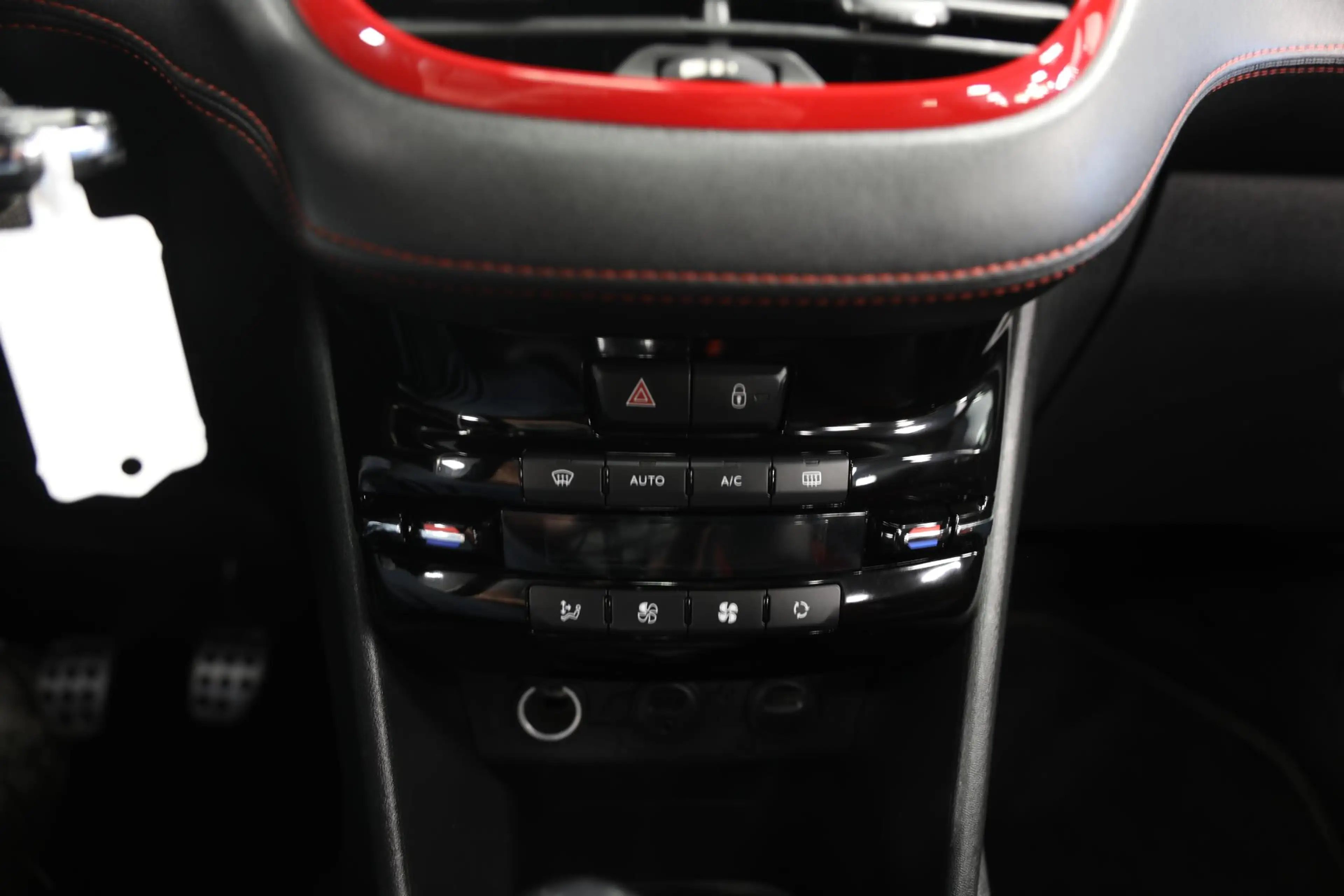 Peugeot 208 1.6 THP GTi | PANO DAK | — photo 14