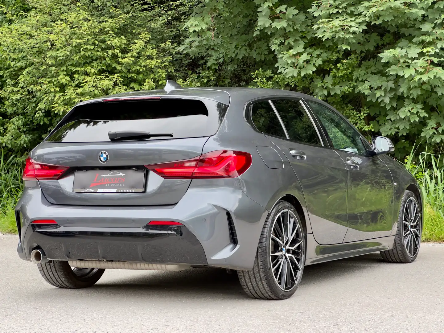 BMW 118 118 i M-Paket Sport LED+AUT*LEDER*1HAND*AHK*NAVI* Grau - 2