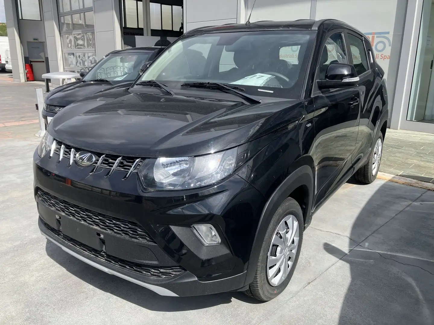 Mahindra KUV100 KUV100 1.2 VVT K6+ Schwarz - 1