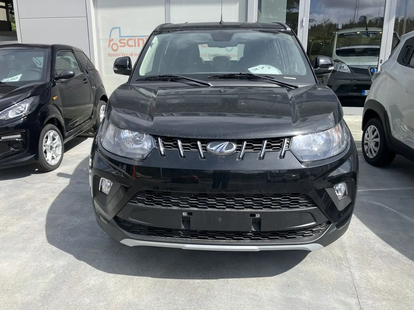 Mahindra KUV100 KUV100 1.2 VVT K6+ Schwarz - 2