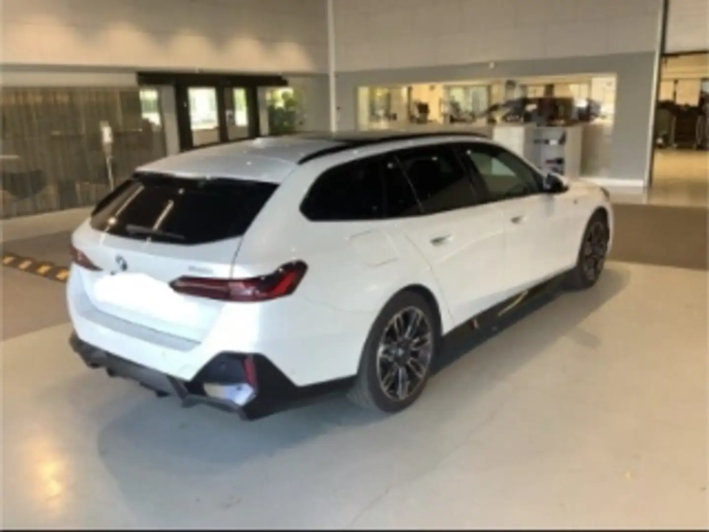 BMW 520 i M-Sport PRO Sommer19'' PANO AHK ICONIC AdLED H/K Weiß - 2