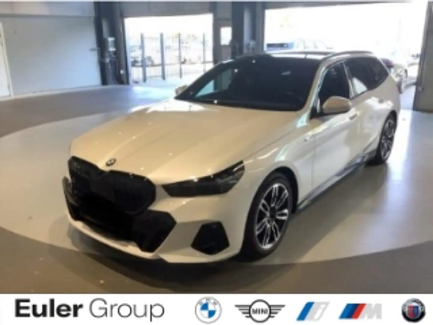 BMW 520 i M-Sport PRO Sommer19'' PANO AHK ICONIC AdLED H/K Weiß - 1