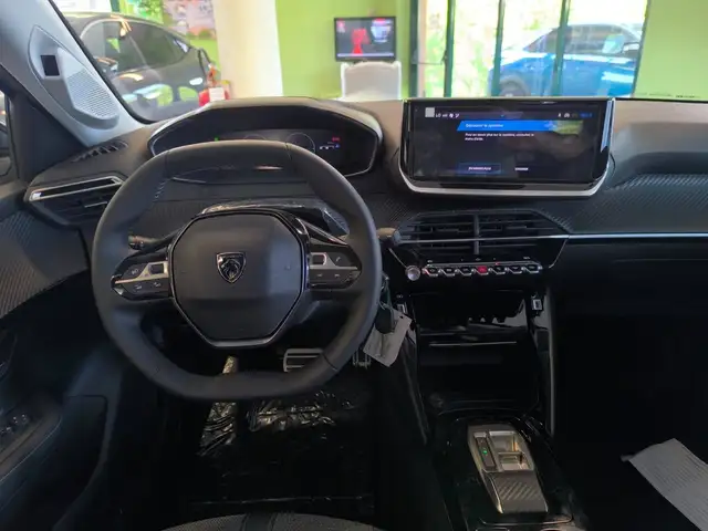 Peugeot 208 view 11