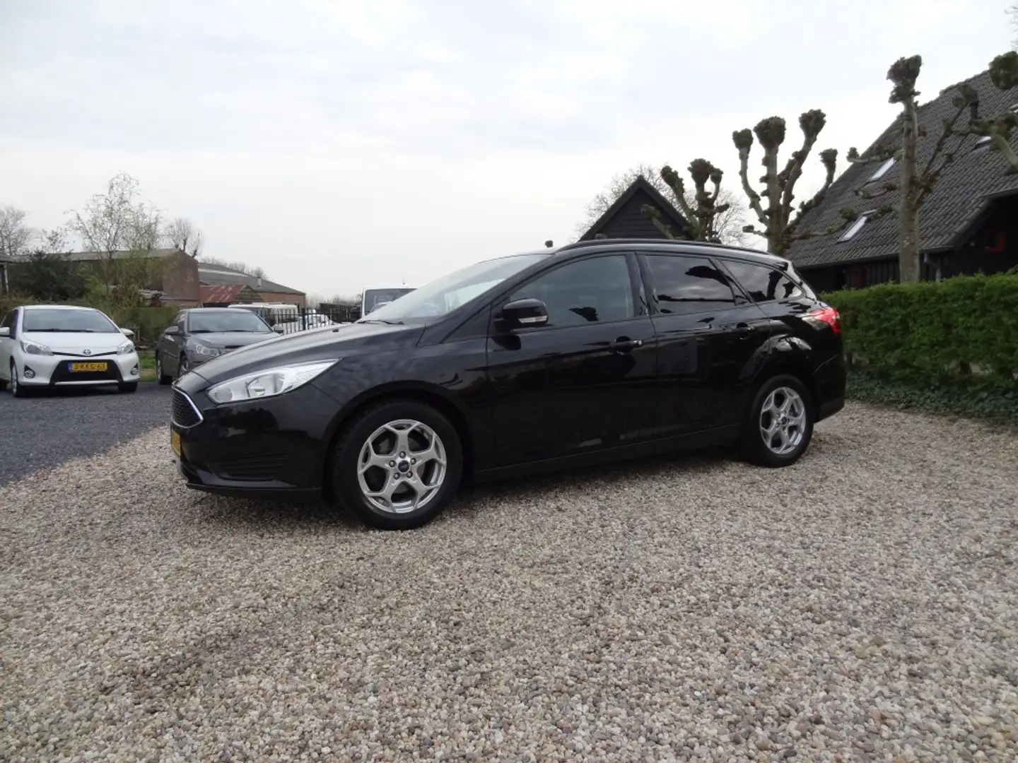Ford Focus Wagon 1.0 Edition Navigatie/Parkeersensoren Zwart - 1