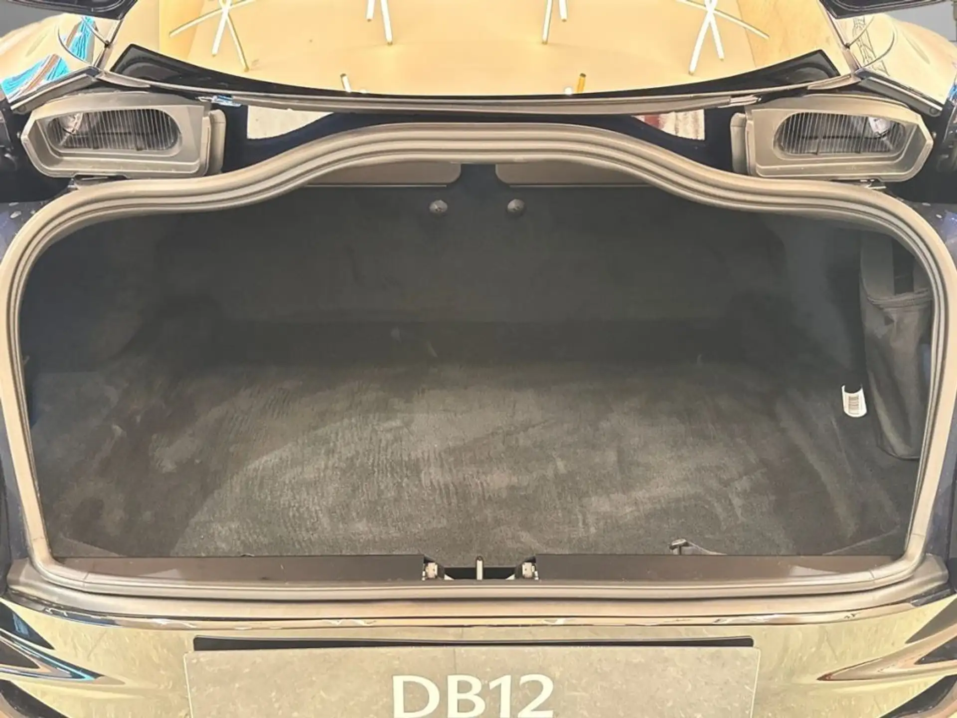 애스턴마틴 DB12 2026 네이비 사진 5